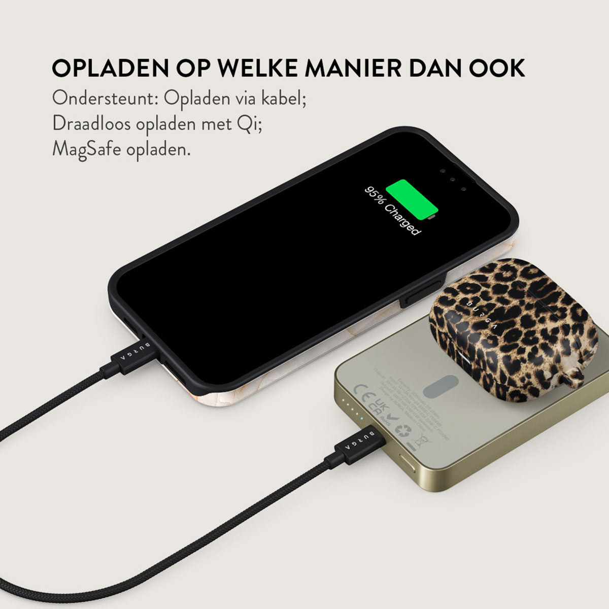 Un téléphone se chargeant par câble, affichant 95% de charge. Un étui d'écouteurs avec un imprimé léopard est sur un socle de charge.