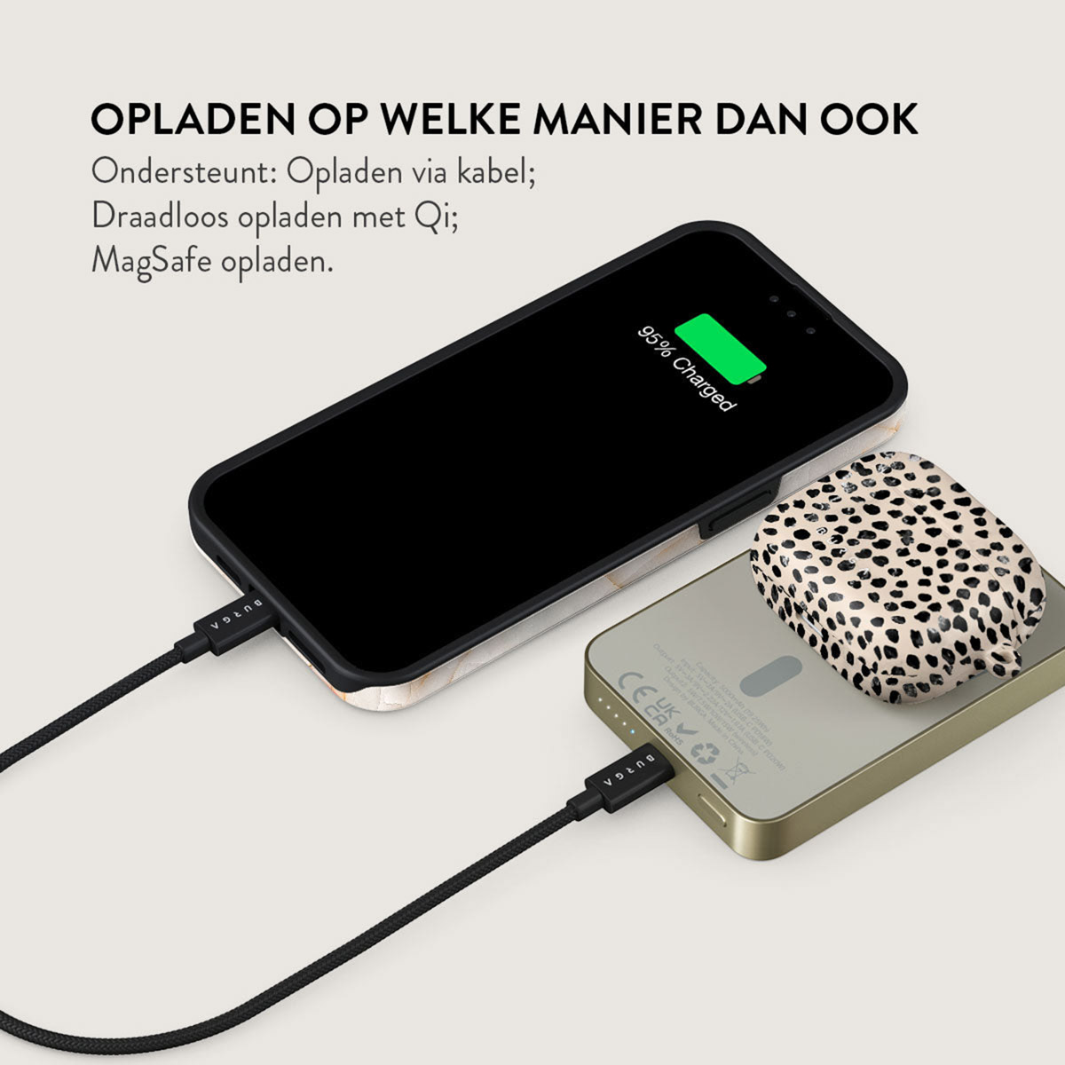 Un téléphone se charge avec un câble. Un chargeur sans fil et des AirPods sont sur le côté. Le téléphone affiche 95% de charge.
