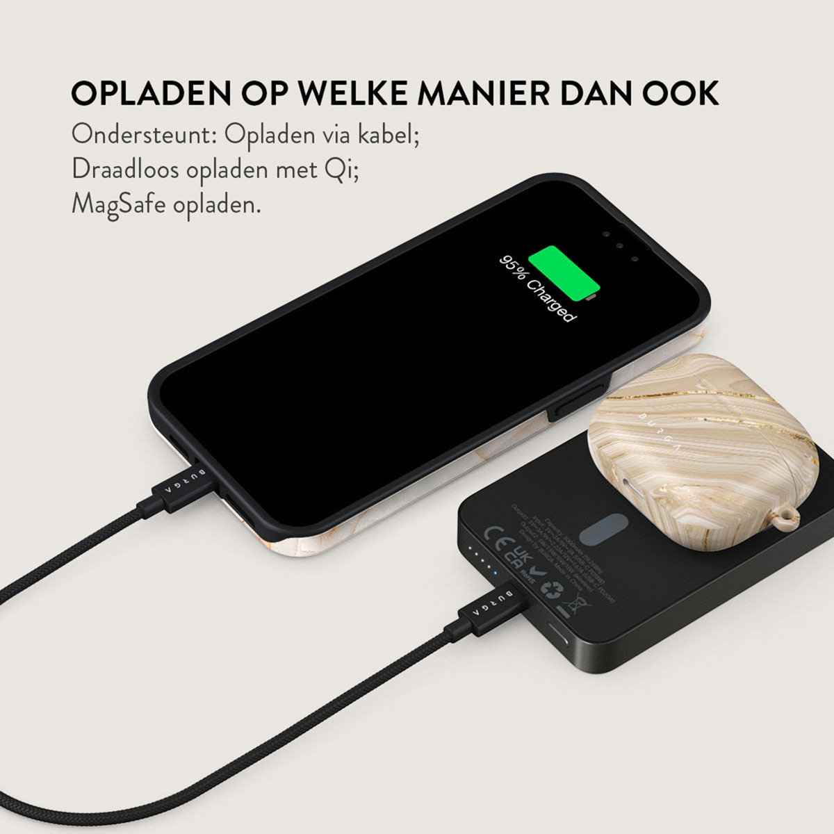 Un téléphone en charge avec un câble, affichant 95% de charge. A côté, un étui d'écouteurs se charge également sur un socle noir.