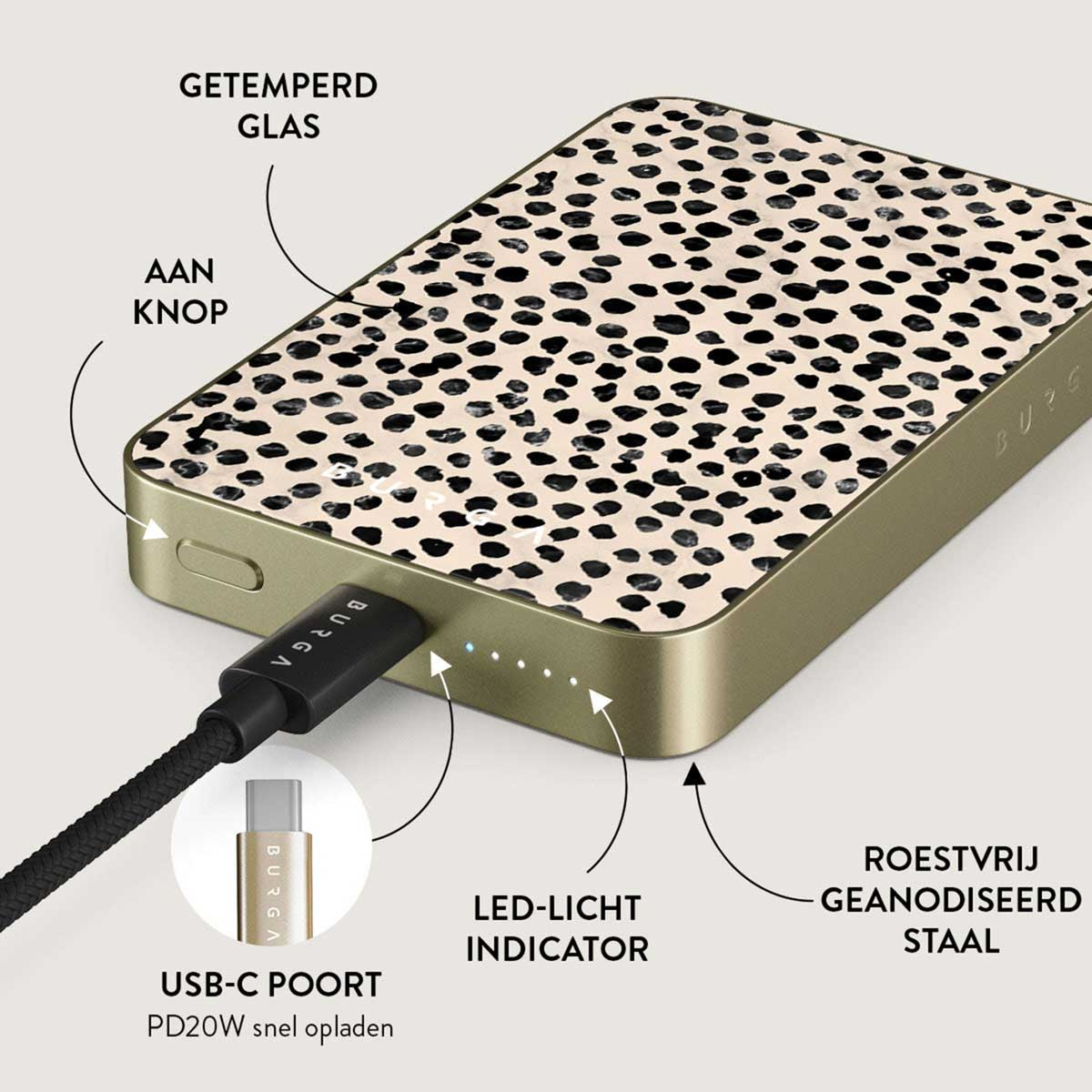 Une batterie externe avec un motif tacheté noir et beige. Elle dispose d'un port USB-C, d'un indicateur LED et est connectée à un câble de charge.