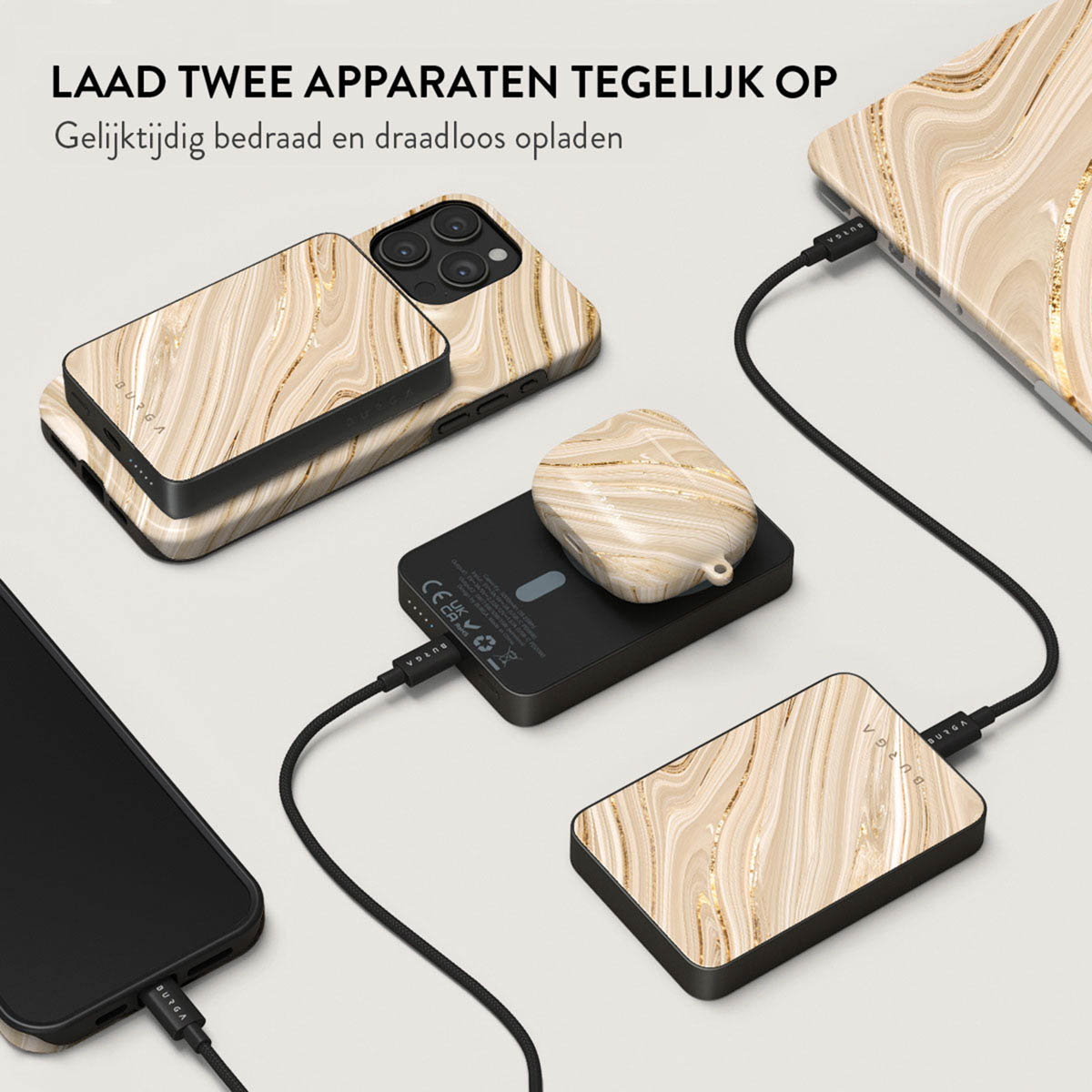 Un téléphone, des écouteurs sans fil et deux batteries externes avec motif marbré sont connectés par des câbles. La scène suggère une charge simultanée.