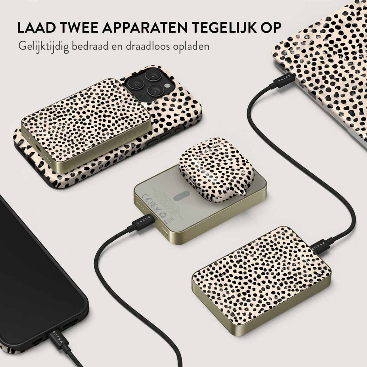 Appareils se chargeant sans fil et filaire. Téléphones, étuis et socles de chargement avec motif à pois noirs et blancs connectés.