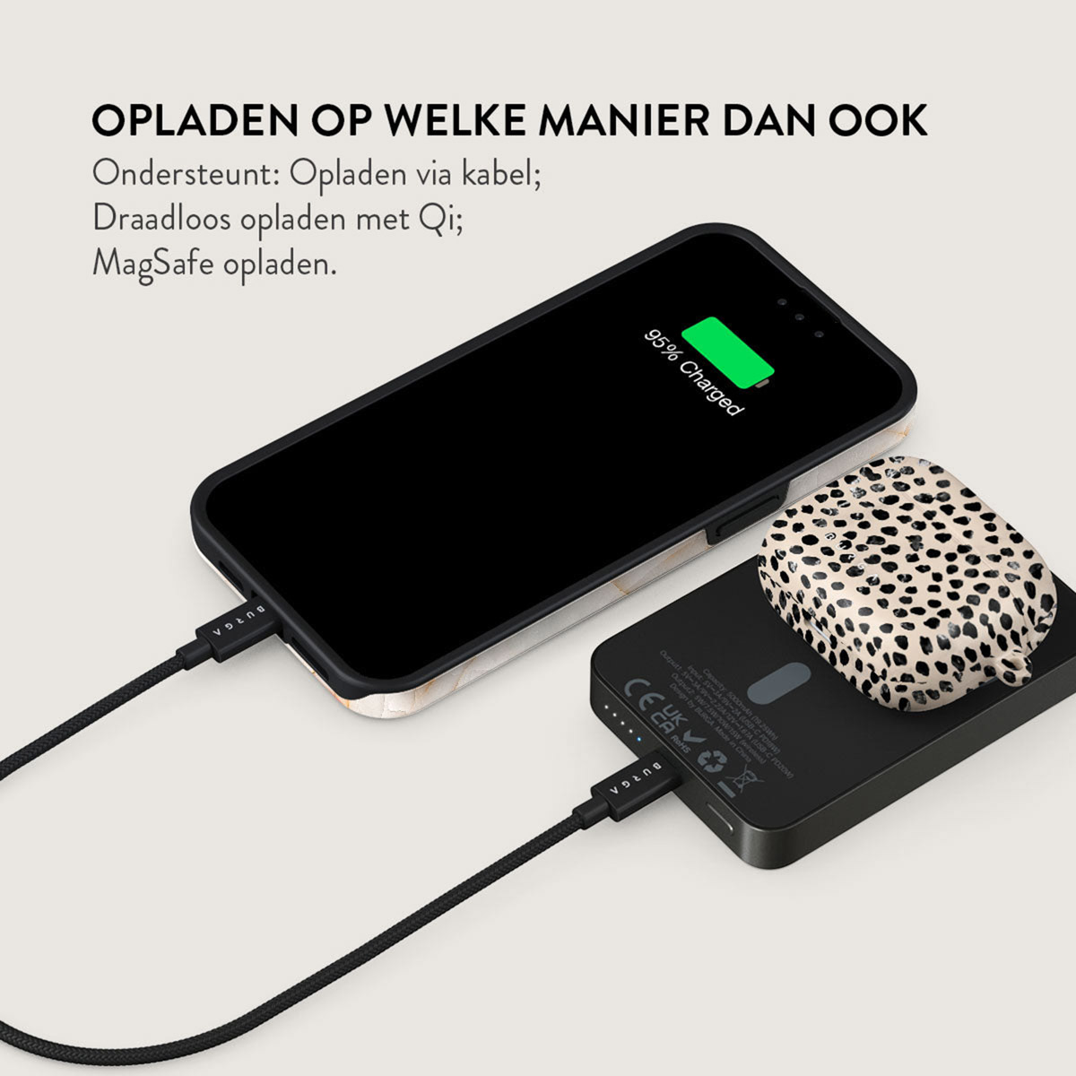 Un téléphone se charge, indiquant 95 %. Un socle de charge avec un étui AirPod est à côté du téléphone.