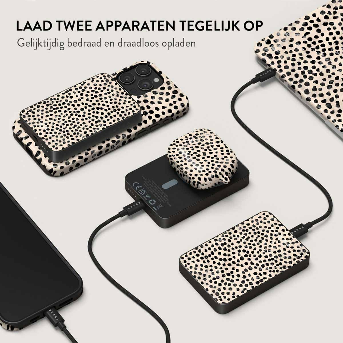 L'image montre plusieurs appareils en charge simultanément. Des étuis de téléphone à motifs tachetés, des chargeurs et un téléphone sont connectés par des câbles noirs.