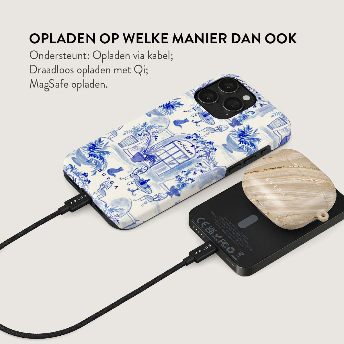 Téléphone avec étui floral bleu en charge par câble. Chargeur sans fil avec étui AirPods. Texte : OPLADEN.