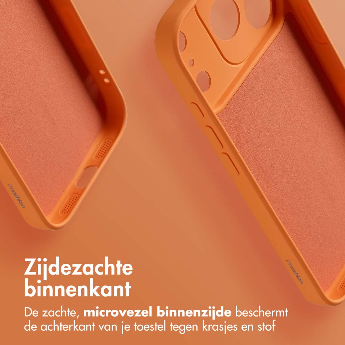 Close-up van oranje telefoonhoesjes. Eén hoesje is open en toont de binnenkant. De achtergrond is oranje met tekst onderaan.