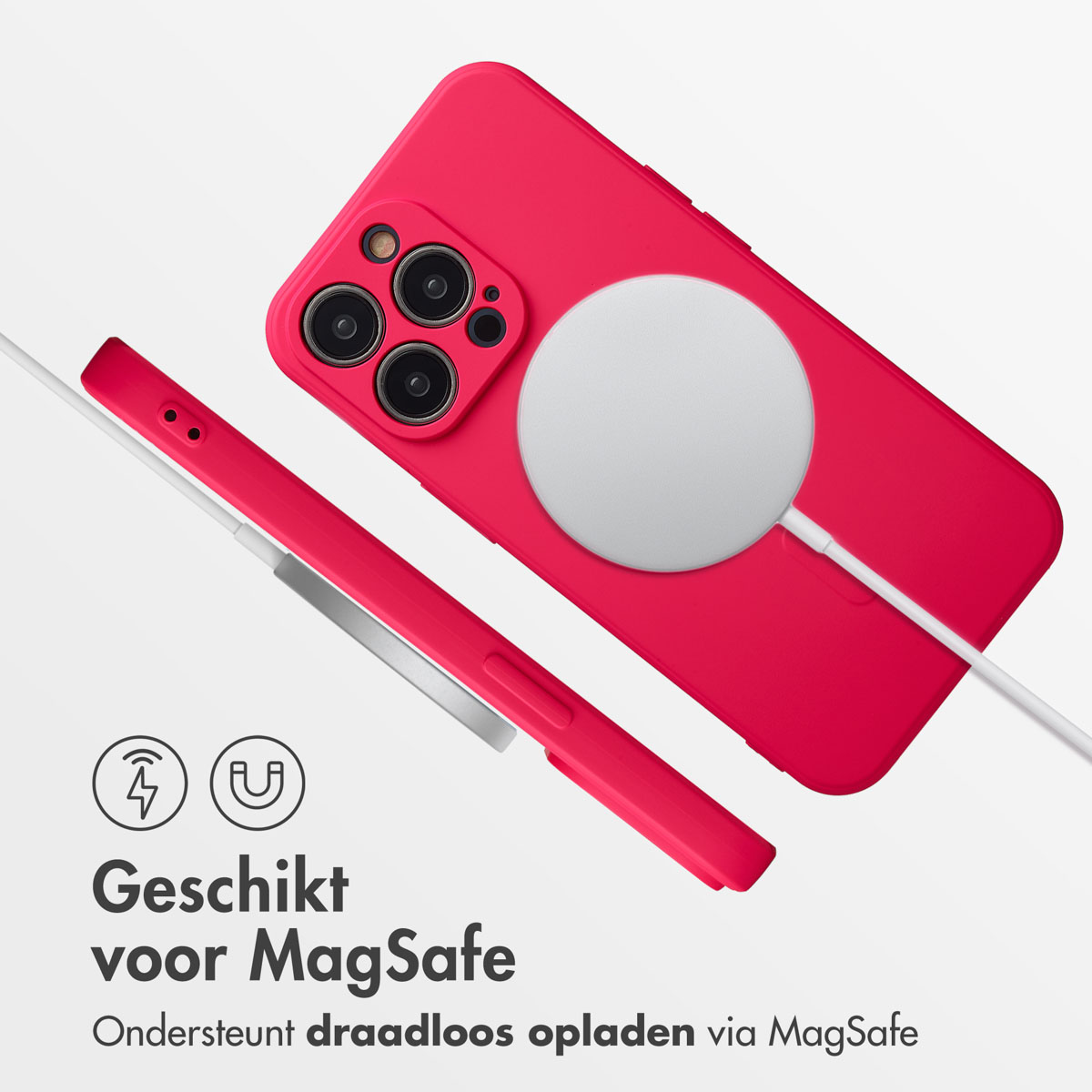 Een rode telefoon in een hoesje met een witte MagSafe-oplader. Een bijpassende hoes en oplaadkabel zijn ook zichtbaar.