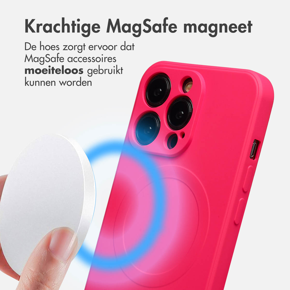 Een hand houdt een witte MagSafe-accessoire vast bij een roze telefoonhoesje. Een blauwe gloed geeft de magnetische verbinding aan.