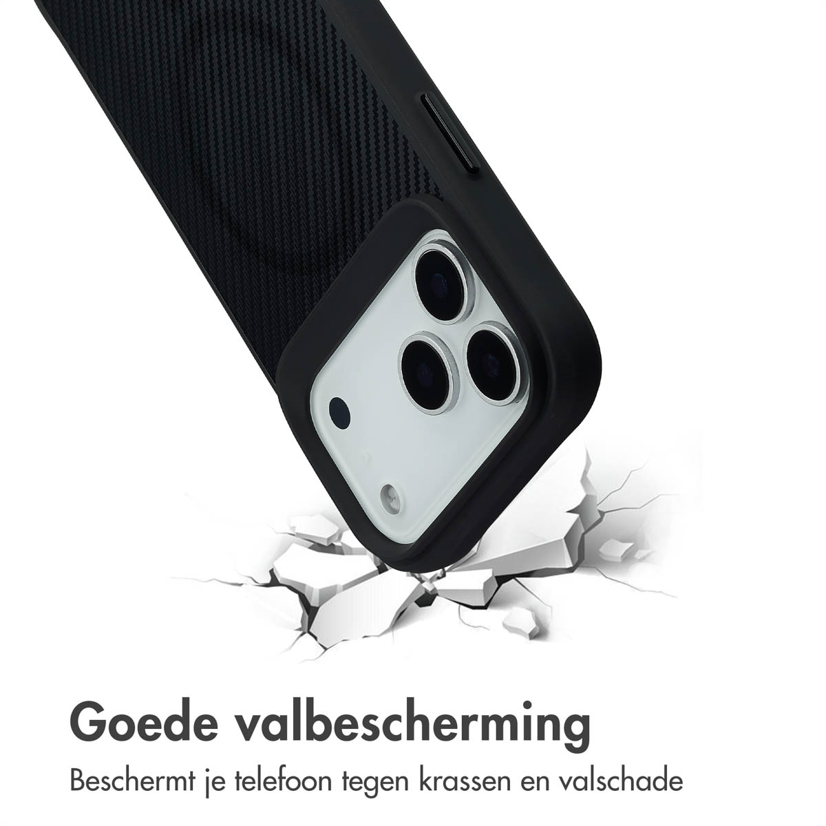 Coque de téléphone noire avec découpes pour appareil photo, inclinée contre un fond blanc avec surface fissurée en dessous. Texte: Bonne protection contre les chutes.