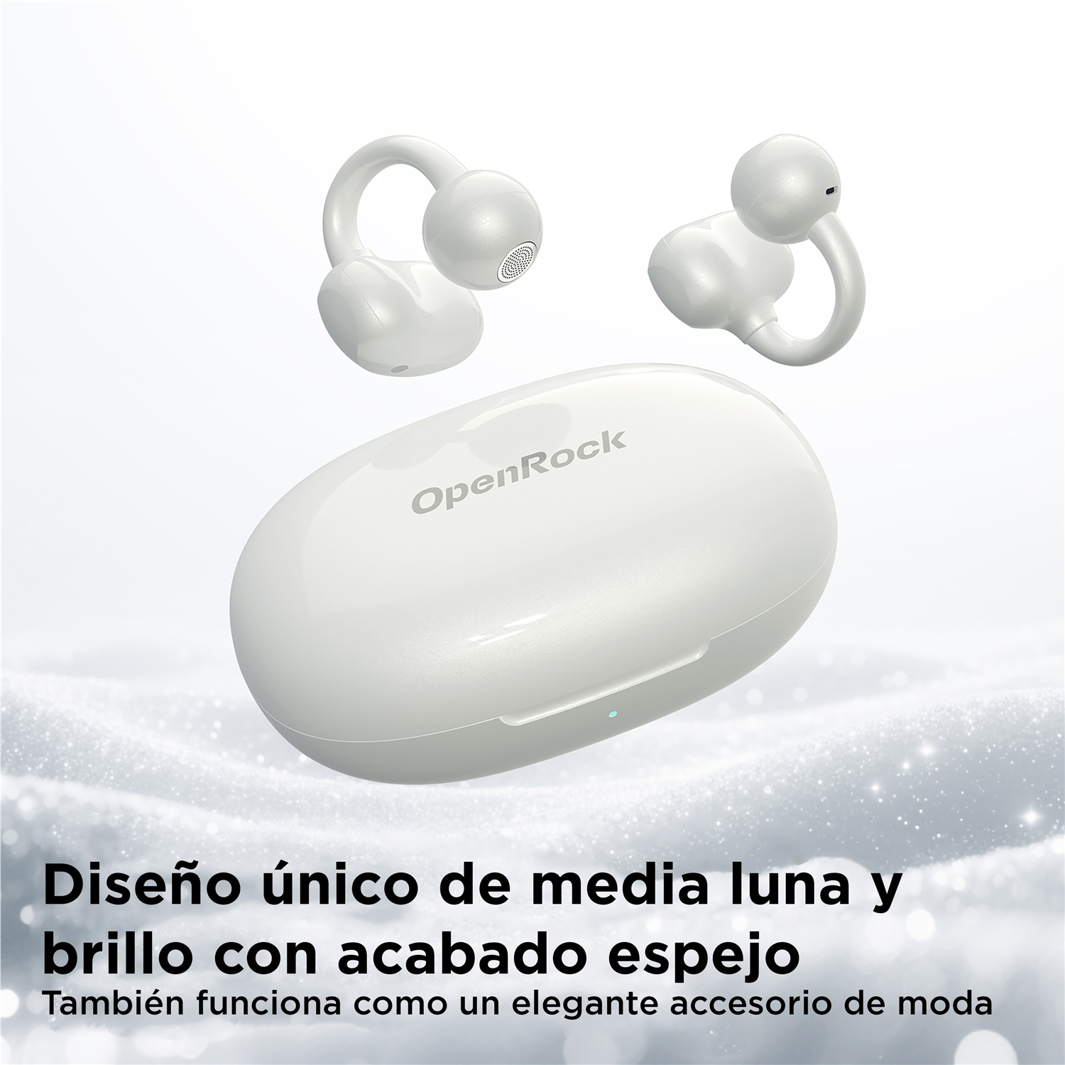 Auricolari e custodia di ricarica OpenRock bianchi su sfondo scintillante. Testo: 'Design unico a mezzaluna e finitura a specchio'.