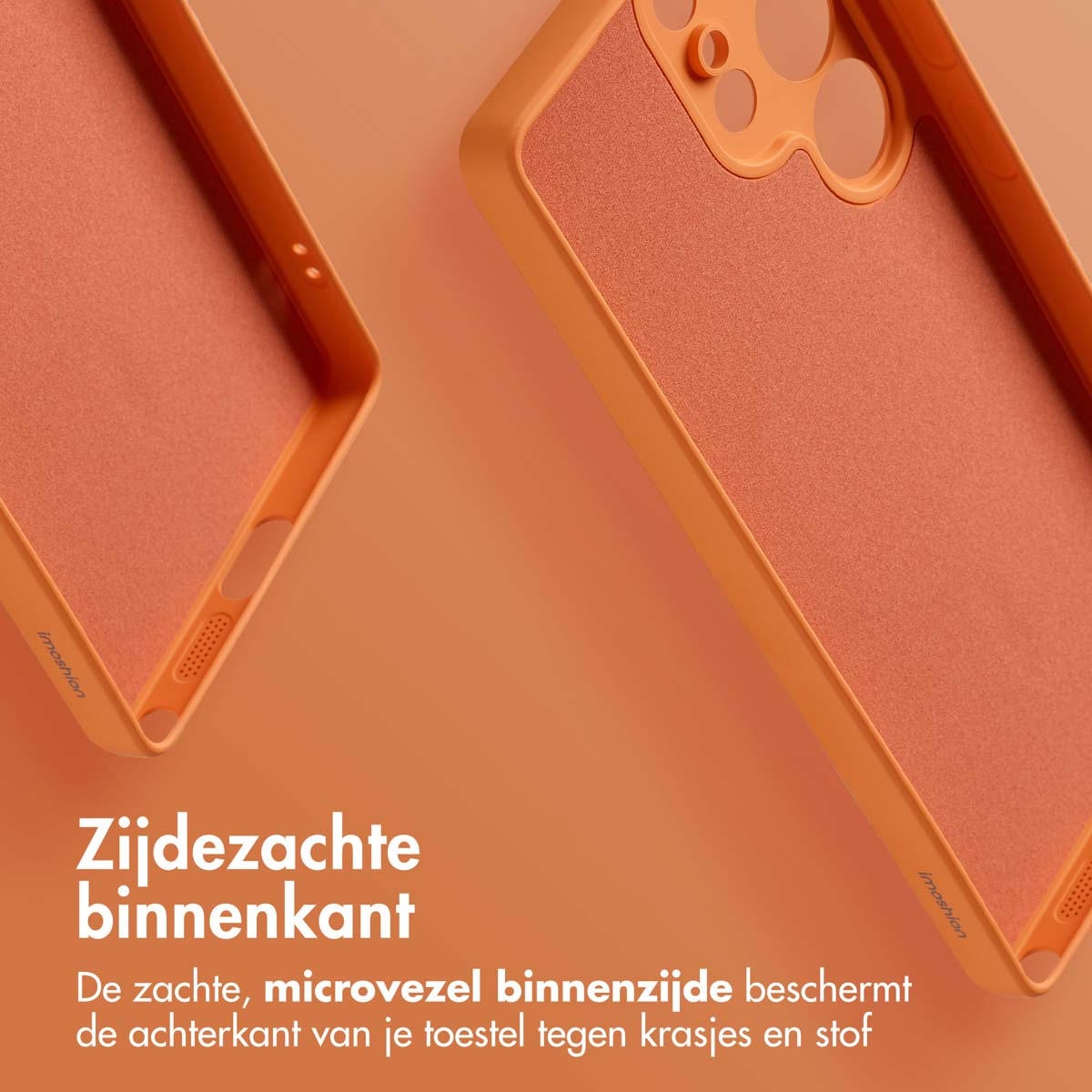 Oranje telefoonhoesjes, die de binnenkant met zacht materiaal tonen. Tekst: Zachte microvezel beschermt de achterkant tegen krassen.