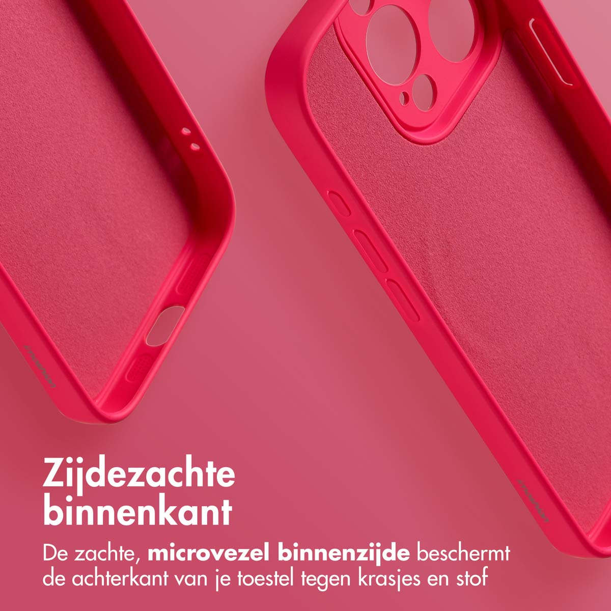 Close-up van de binnenkant van een roze telefoonhoesje. De zachte microvezel beschermt de achterkant van het apparaat.