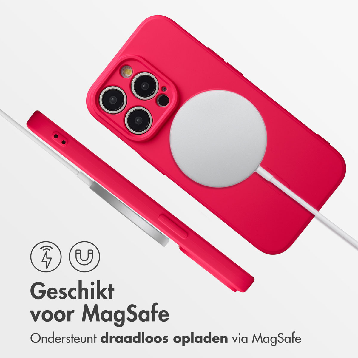 Een rode iPhone met een MagSafe-oplader aangesloten. De telefoon zit in een rode hoes. Tekst luidt 'Geschikt voor MagSafe'.
