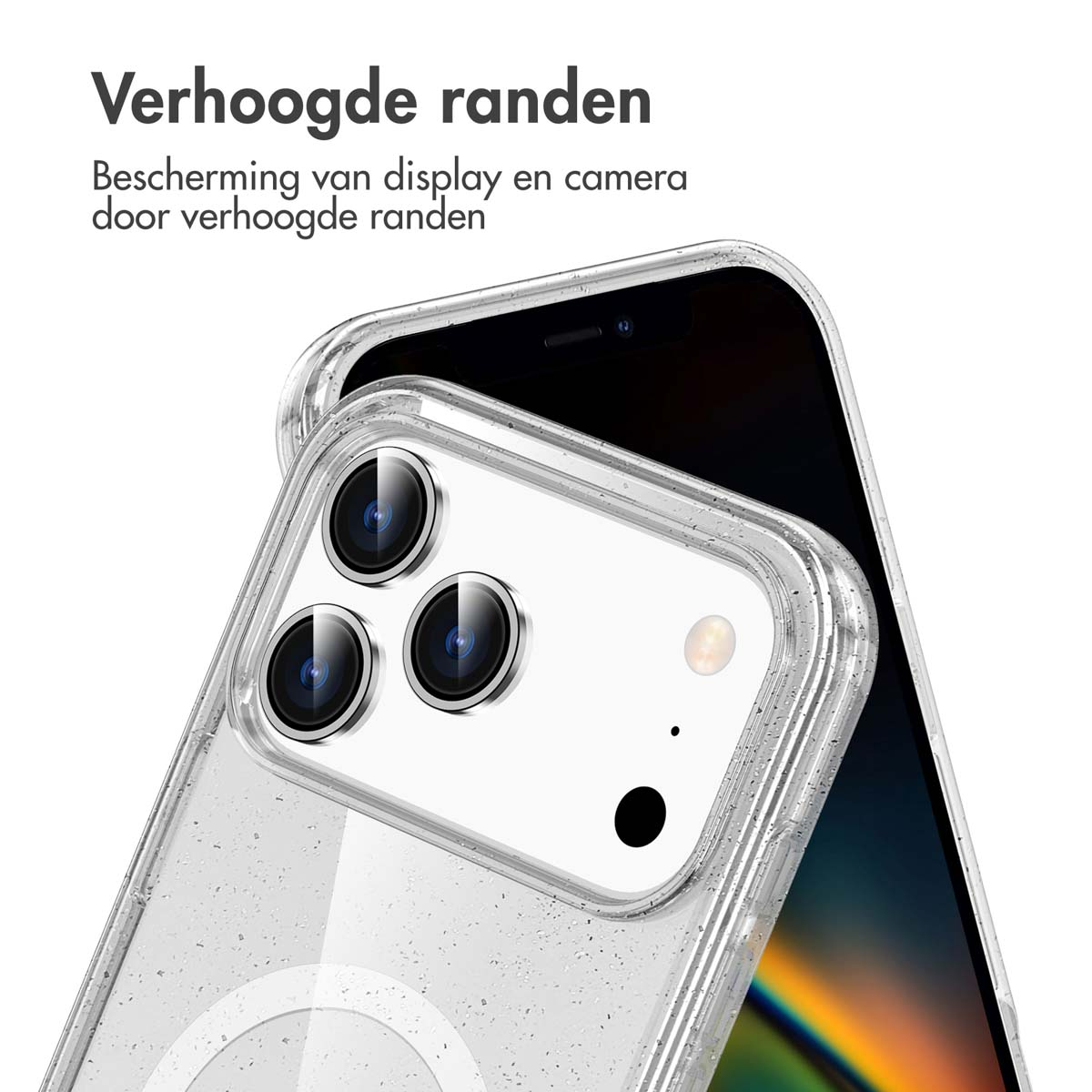 Gros plan d'un téléphone dans un étui transparent. Trois lentilles de caméra sont visibles. L'étui a des bords surélevés.