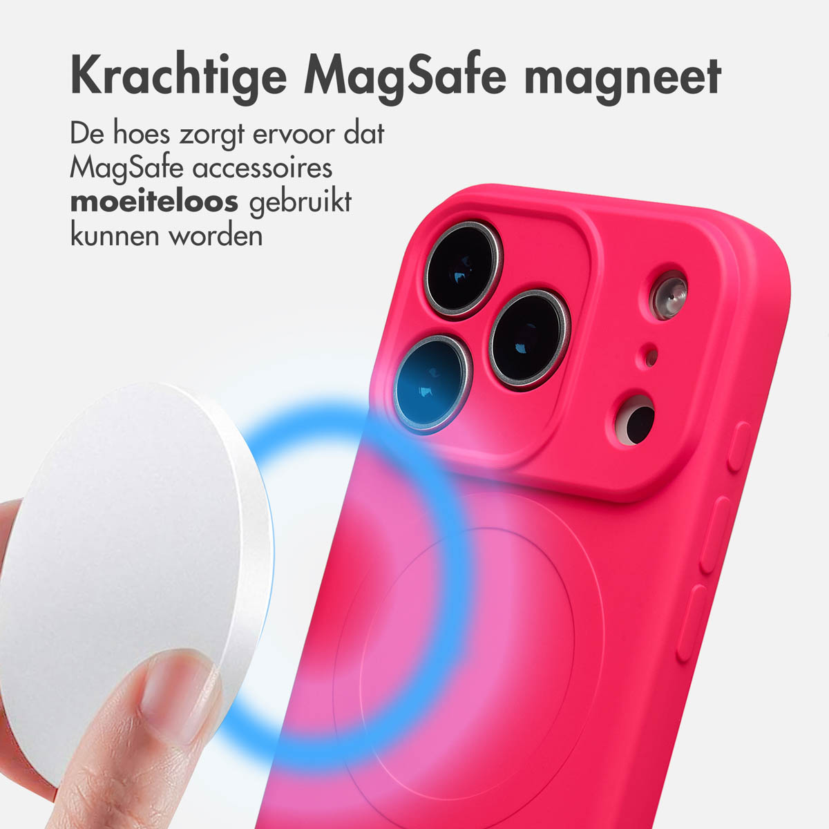 Een hand houdt een witte, cirkelvormige MagSafe-accessoire vast in de buurt van een roze telefoonhoesje. De hoes heeft drie cameralenzen.