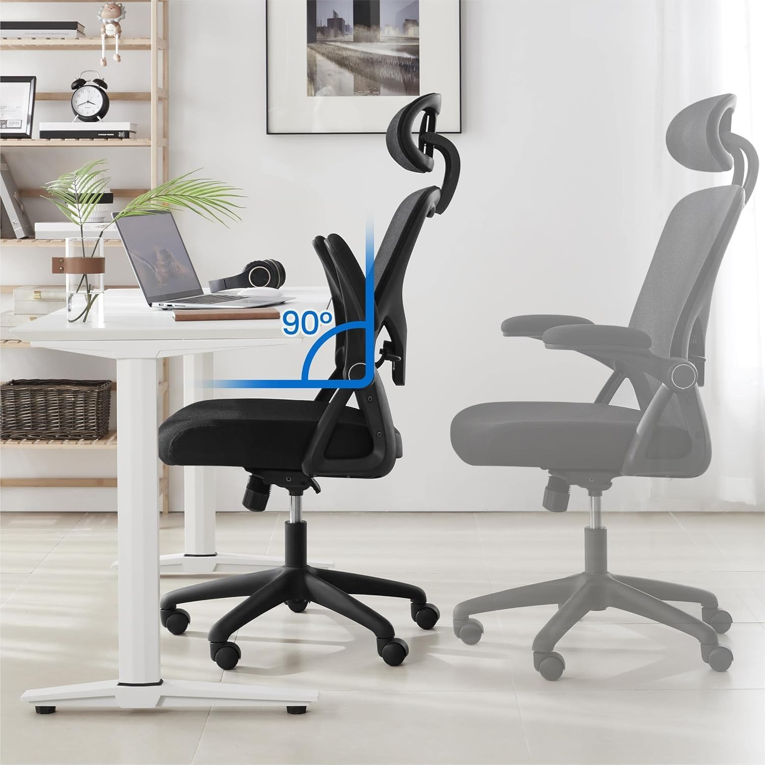 Silla de oficina negra con indicador de ángulo de 90 grados, un portátil y un escritorio. Una segunda silla es parcialmente visible.