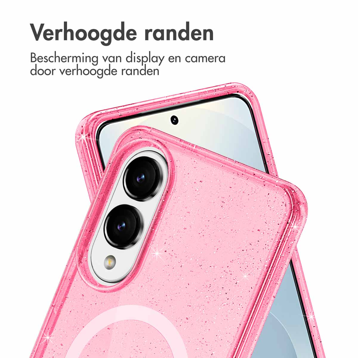 Gros plan sur une coque de téléphone rose avec des paillettes, protégeant l'appareil photo et l'écran du téléphone. Texte en néerlandais.