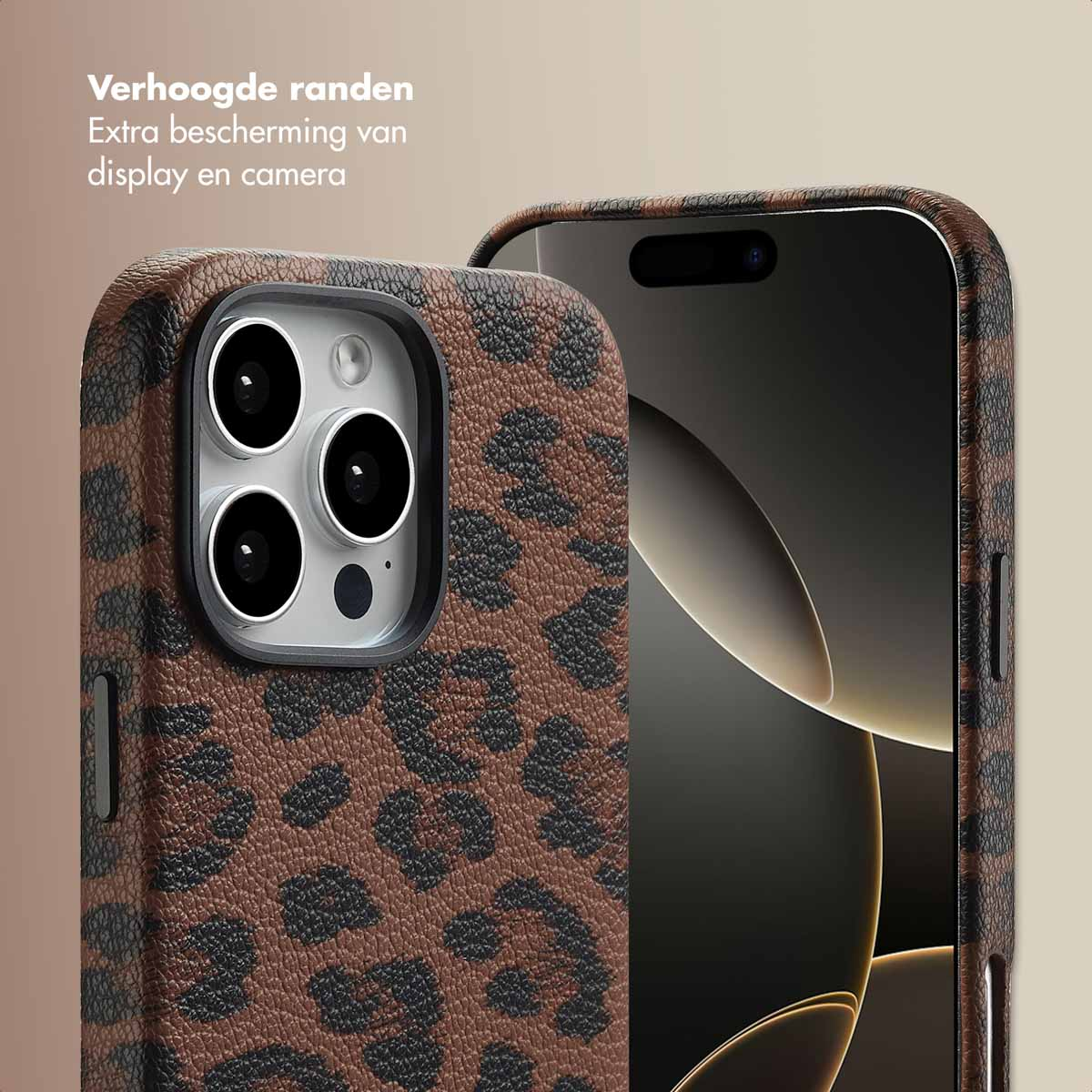 Close-up van een telefoon in een hoesje met luipaardprint. De hoes beschermt het scherm en de camera. Bruine en zwarte vlekken zijn zichtbaar.