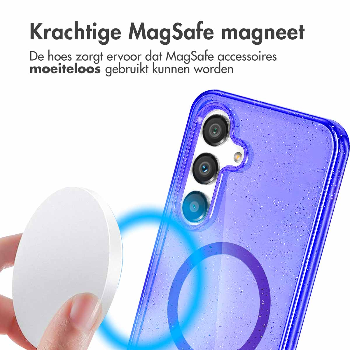 Une main tient un accessoire MagSafe blanc près d'une coque de téléphone. La coque est violette avec un anneau magnétique bleu.