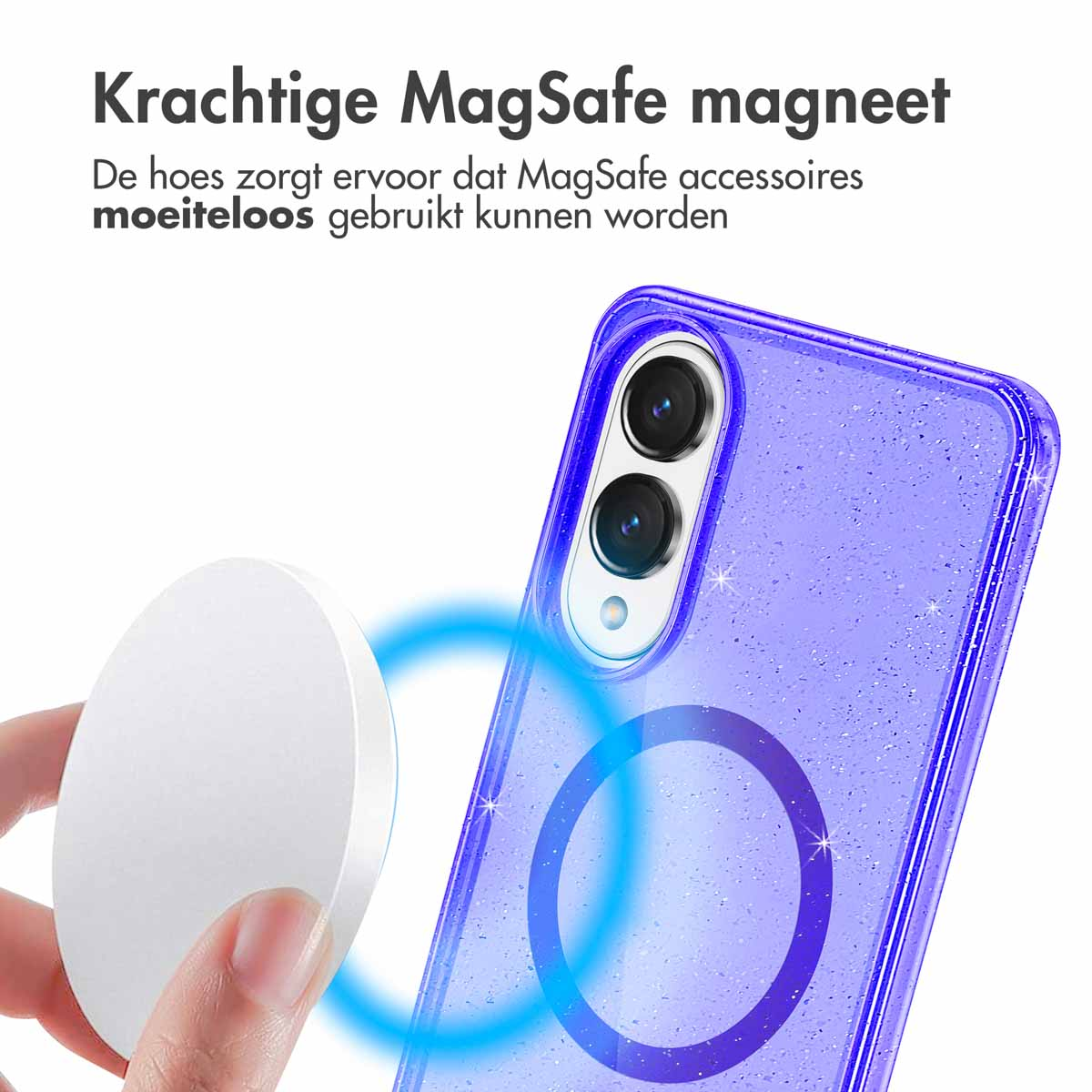 Une main tient un accessoire MagSafe blanc près d'une coque de téléphone violette, illustrant la fixation magnétique.