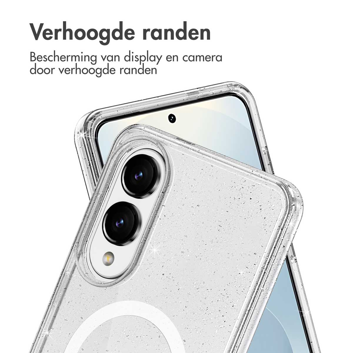 Close-up van een telefoon in een doorzichtige hoes. De hoes heeft verhoogde randen, die het scherm en de camera beschermen. De hoes heeft glitter.