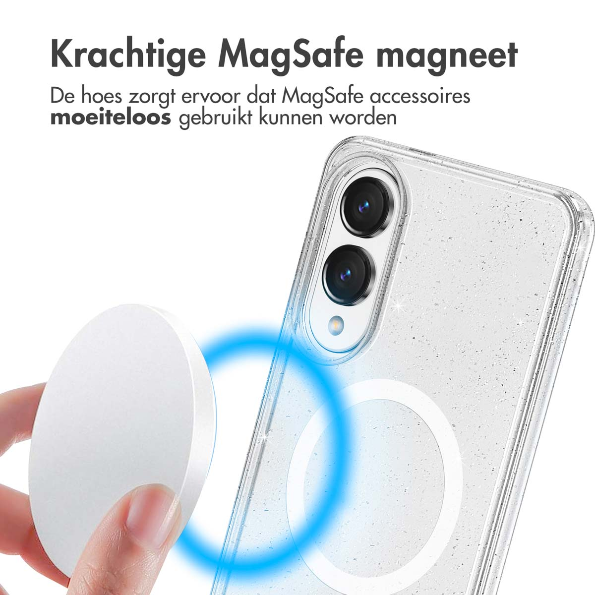 Een hand houdt een witte MagSafe-accessoire vast in de buurt van een telefoon in een doorzichtige hoes. Een blauwe cirkel markeert de magneet.
