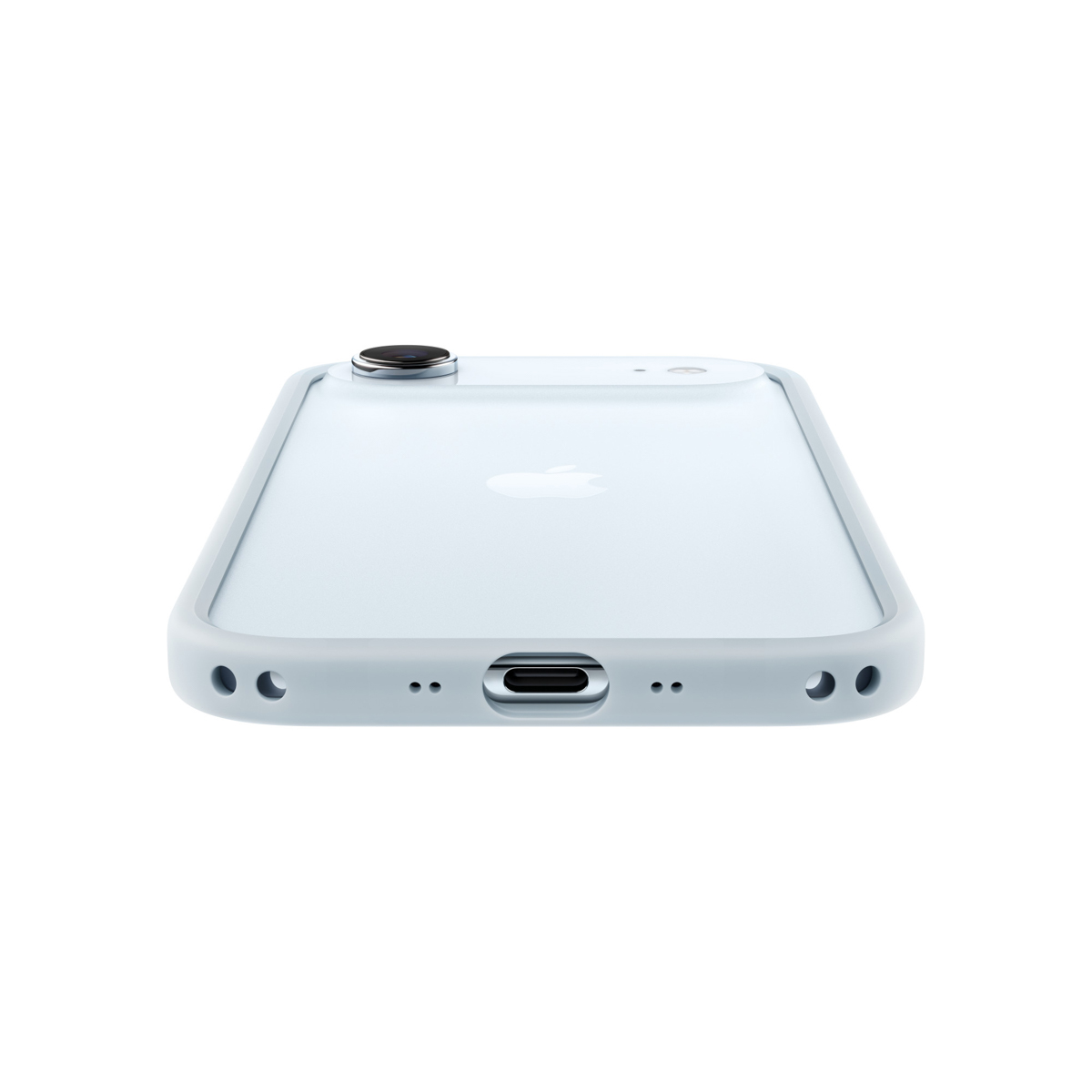 Un teléfono azul claro con una funda transparente yace sobre una superficie blanca. El logo de Apple es visible. La cámara y el puerto de carga son visibles.