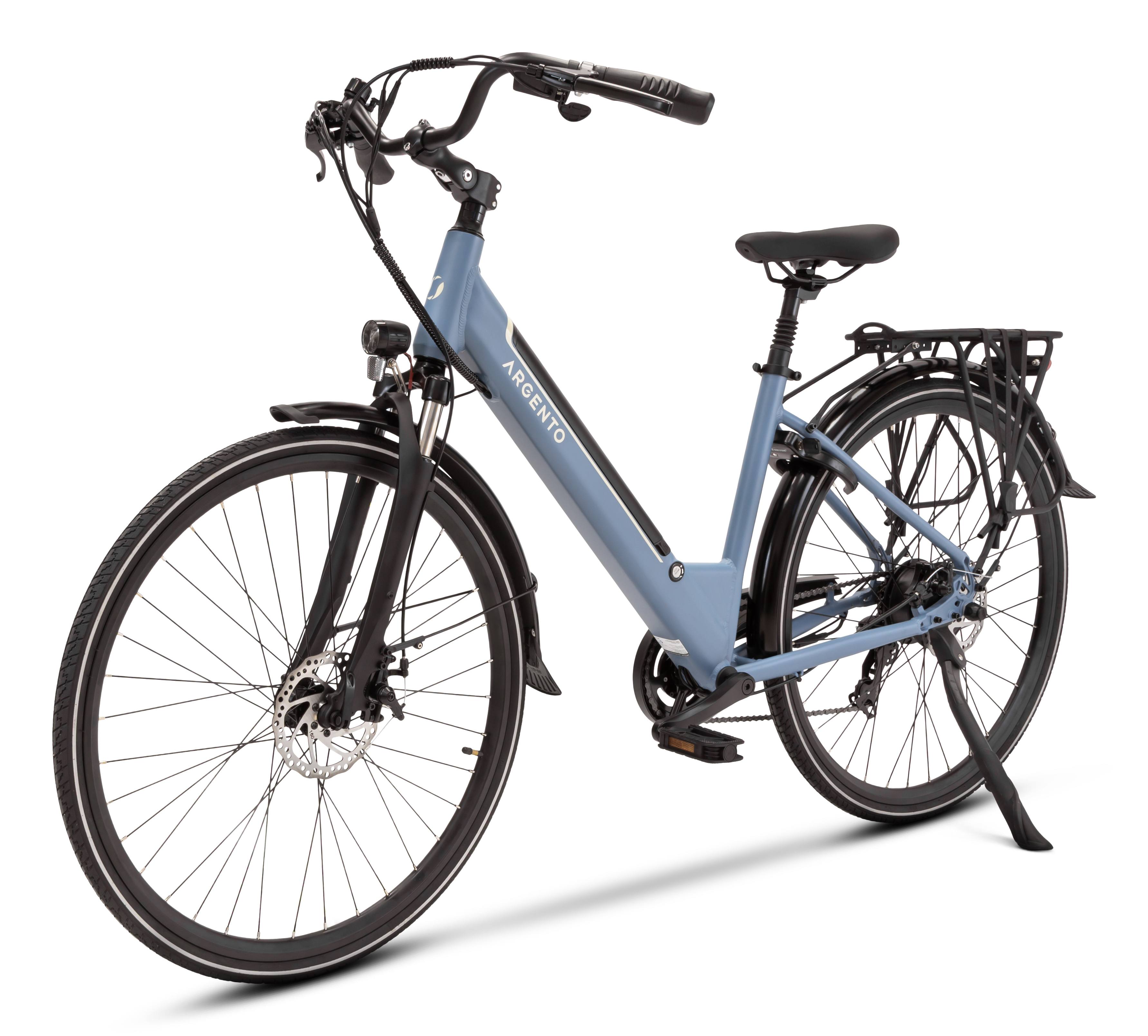 Jasnoniebieski rower elektryczny Argento na białym tle. Ma czarne opony, siedzenie i kierownicę.