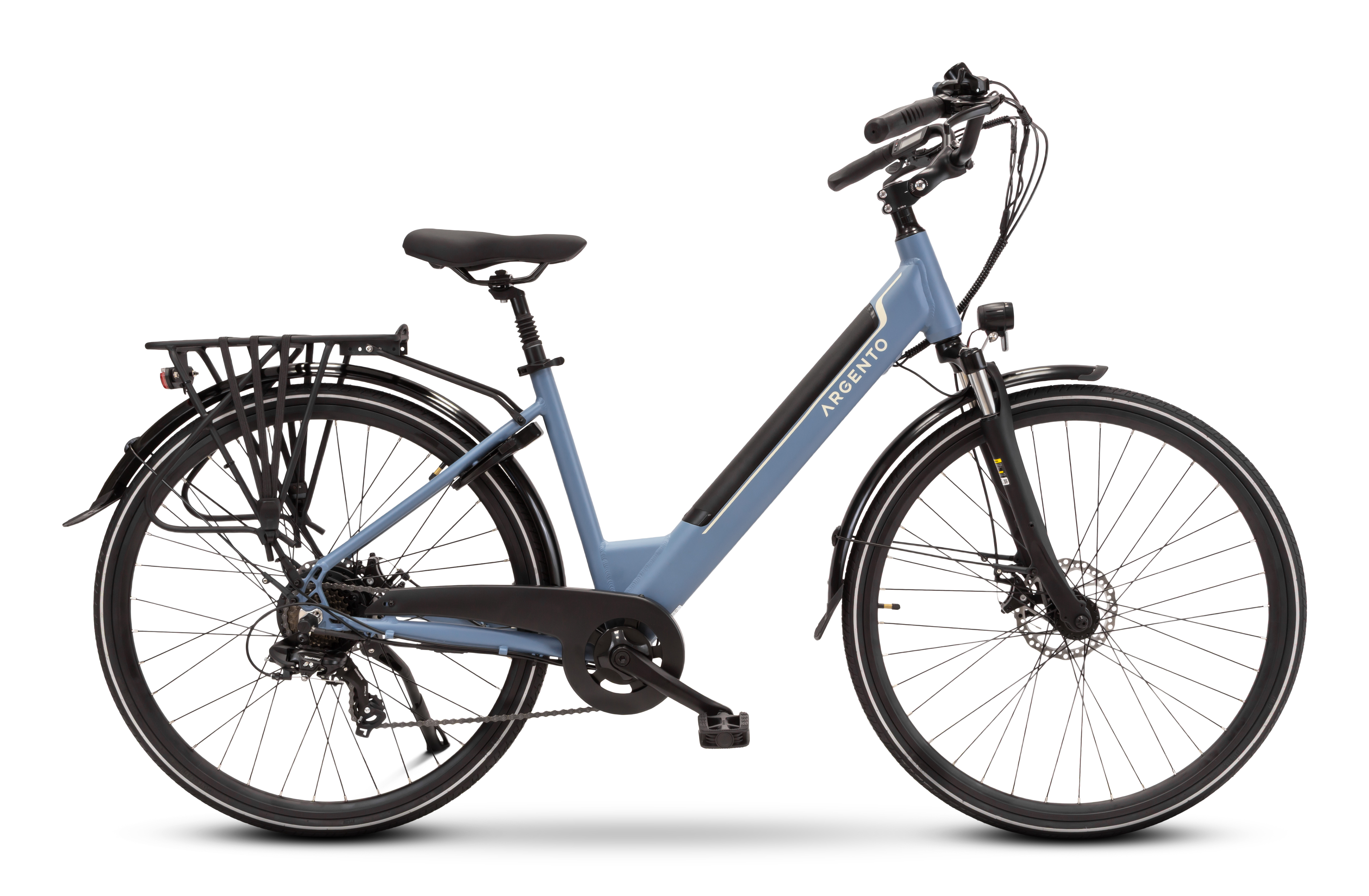 Jasnoniebieski rower elektryczny Argento na białym tle. Ma czarne opony, bagażnik i czarne siodełko.