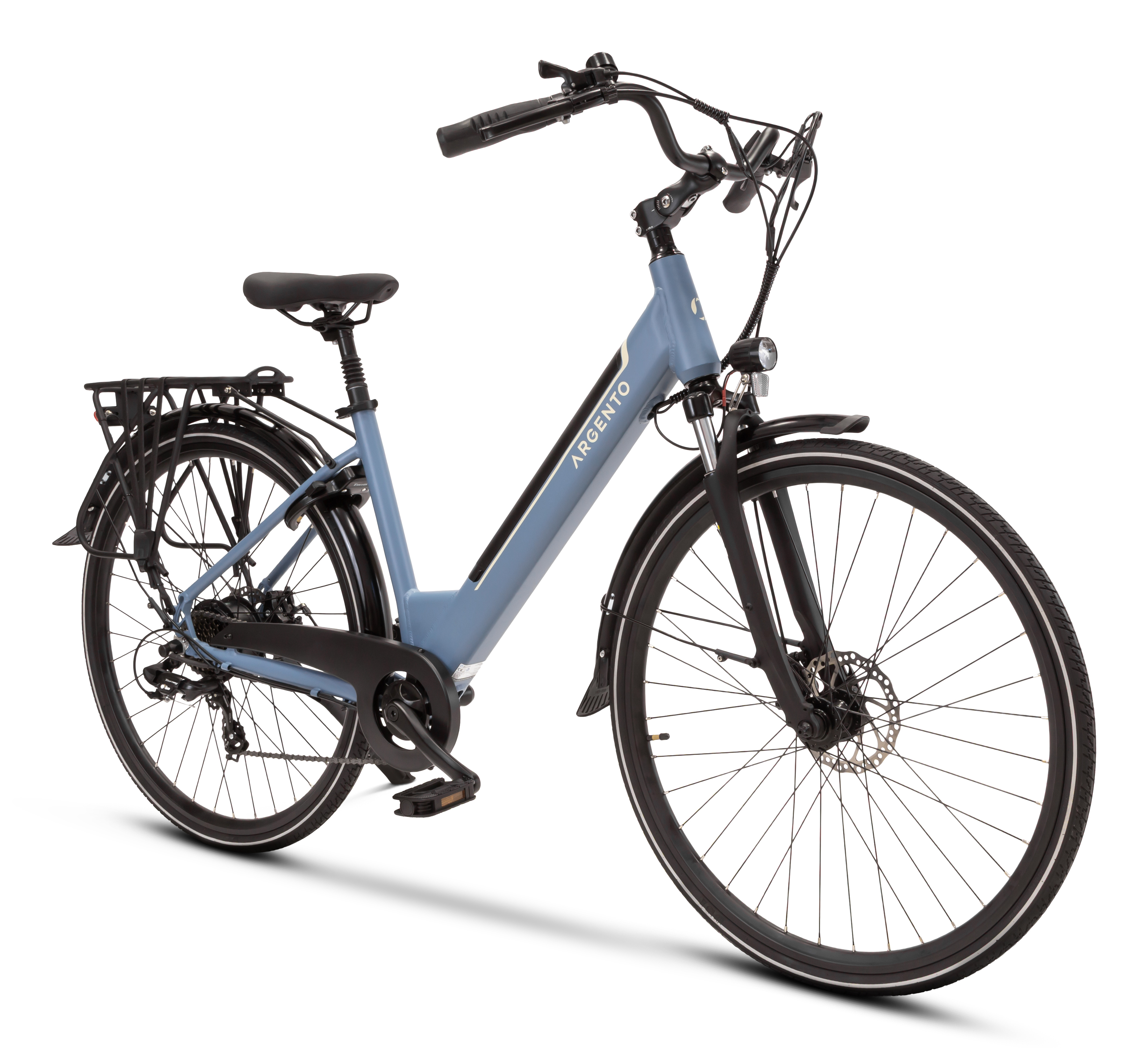 Jasnoniebieski rower elektryczny Argento na białym tle. Ma czarne opony, bagażnik i czarne siedzenie.