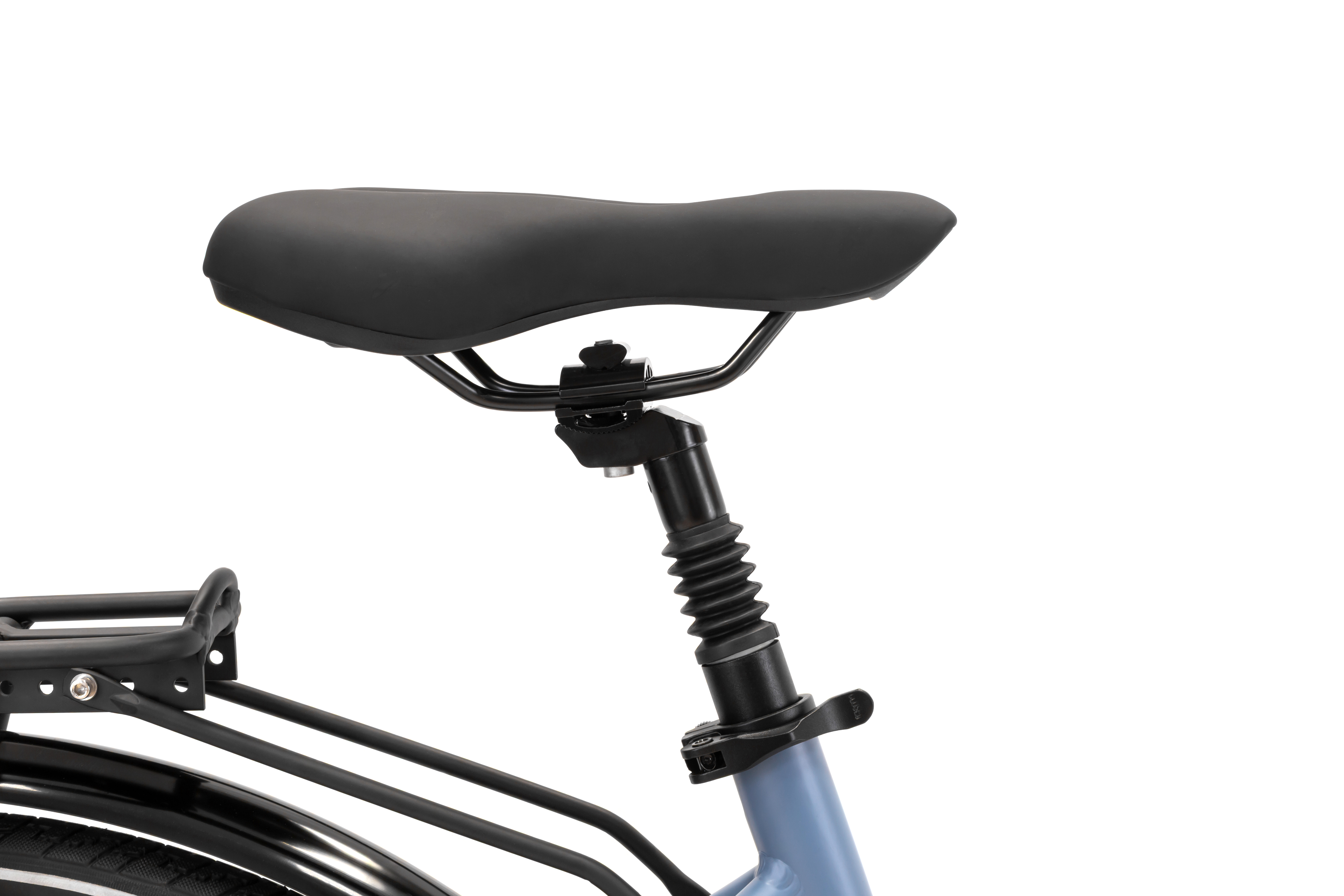 Siodło i rama roweru. Siodło jest czarne, rama niebieska. Tło jest białe.