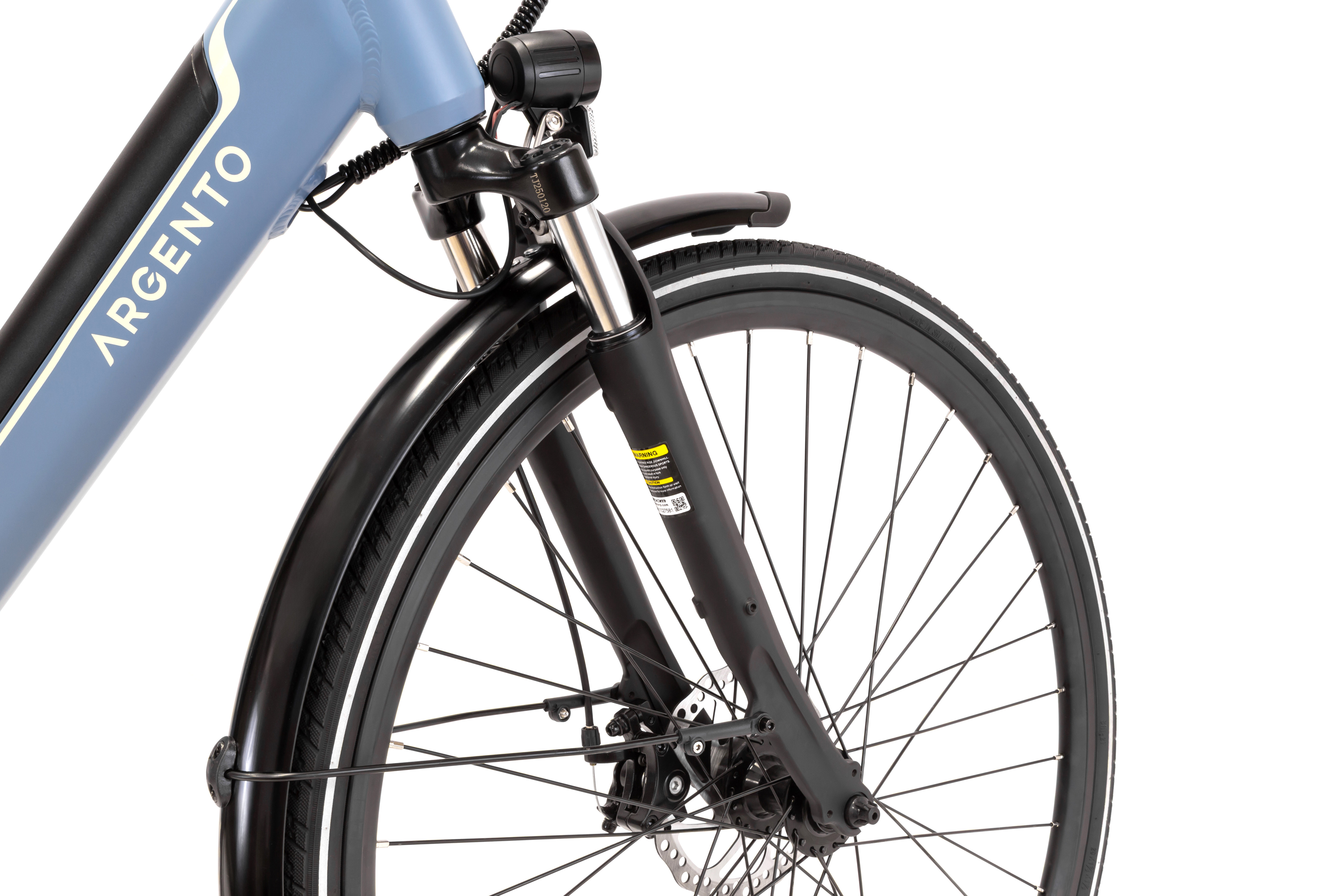 Zbliżenie przedniego koła i ramy roweru. Rower jest niebiesko-czarny, z marką 'Argento'.