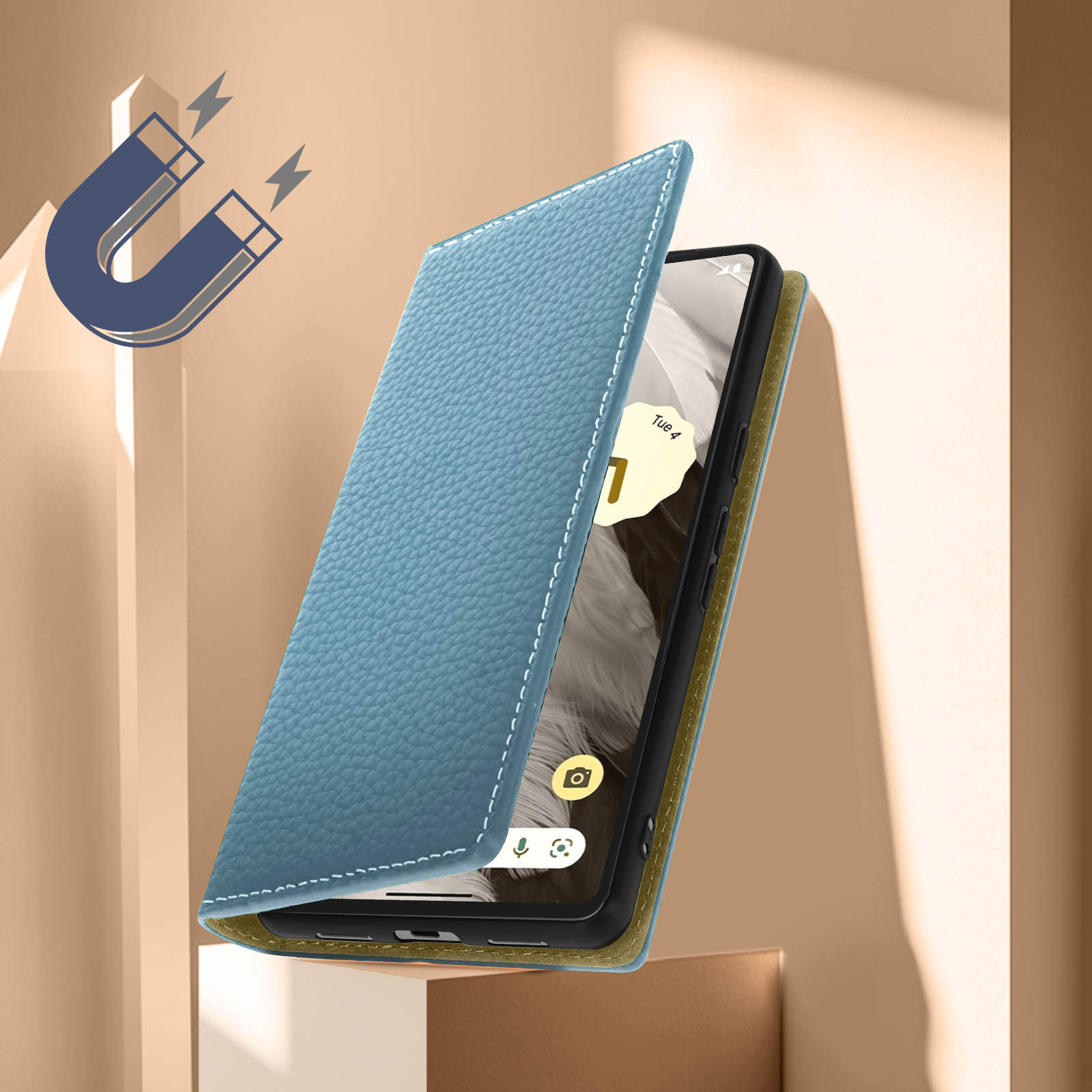 Blauwe telefoonhoes met telefoon, datum op scherm. Magneten en hoes voor beige achtergrond.