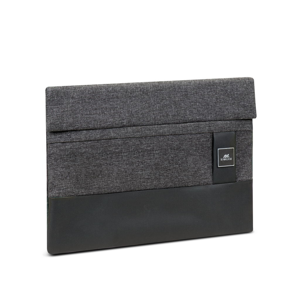 Eine graue Laptop-Hülle. Der obere Teil ist ein strukturierter grauer Stoff, der untere Teil glattes schwarzes Leder. Das Markenlogo ist sichtbar.