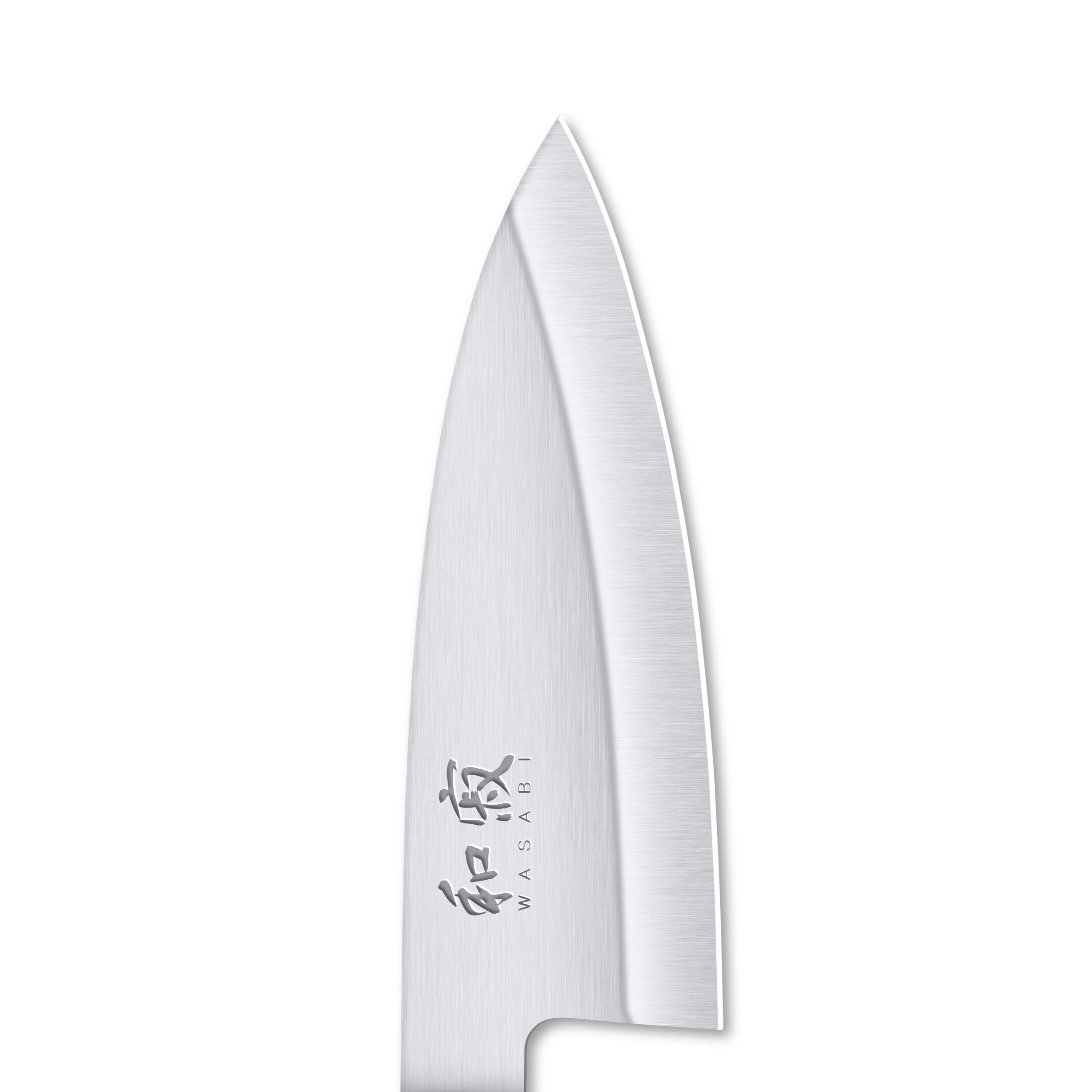 Zbliżenie srebrnego ostrza noża z japońskimi znakami i słowem 'WASABI'. Białe tło.