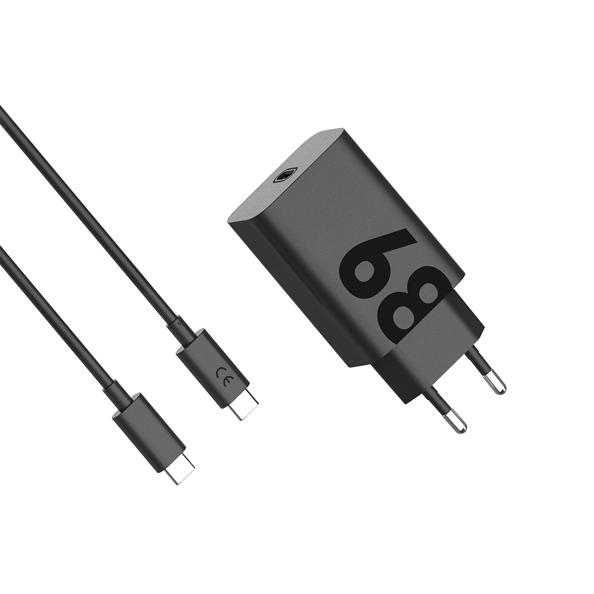 Ein schwarzes Ladegerät mit der Zahl 68 und einem schwarzen USB-C-Kabel. Das Ladegerät hat einen europäischen Stecker.