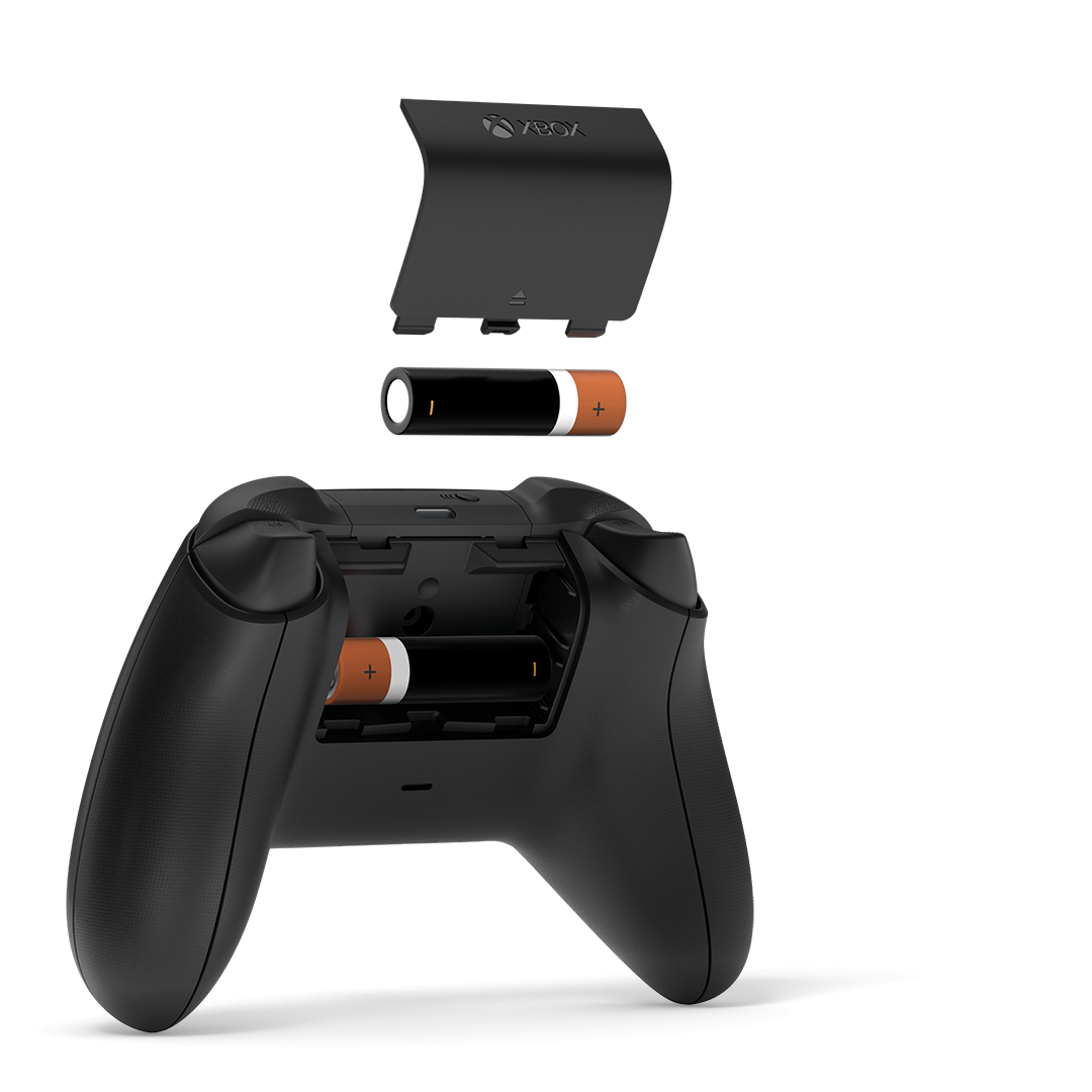 Schwarzer Xbox-Controller mit geöffnetem Batteriefach. Zwei AA-Batterien befinden sich im Controller. Die Abdeckung ist oben.