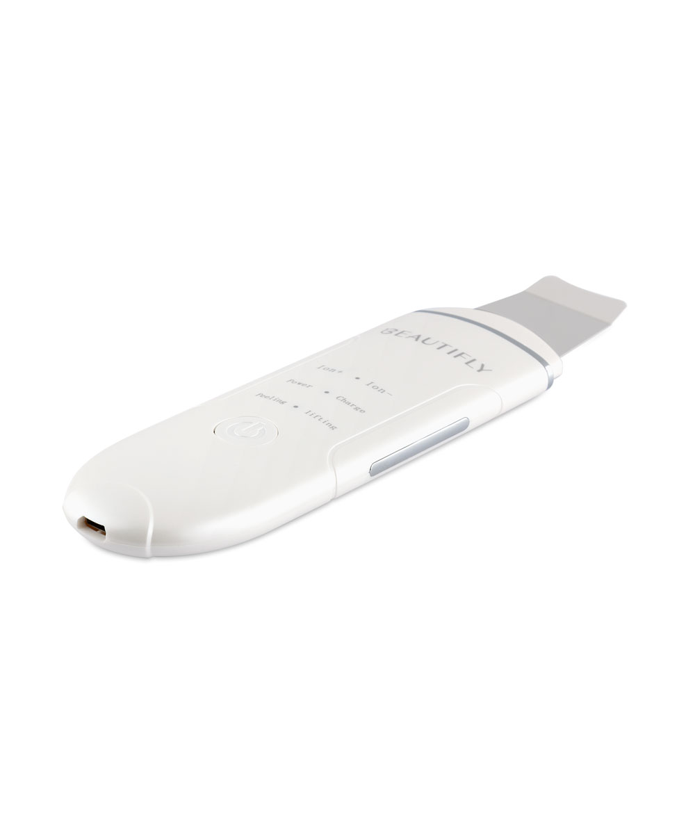 Białe urządzenie do pielęgnacji twarzy ze srebrnym ostrzem na białym tle. Ma przyciski i nazwę marki.