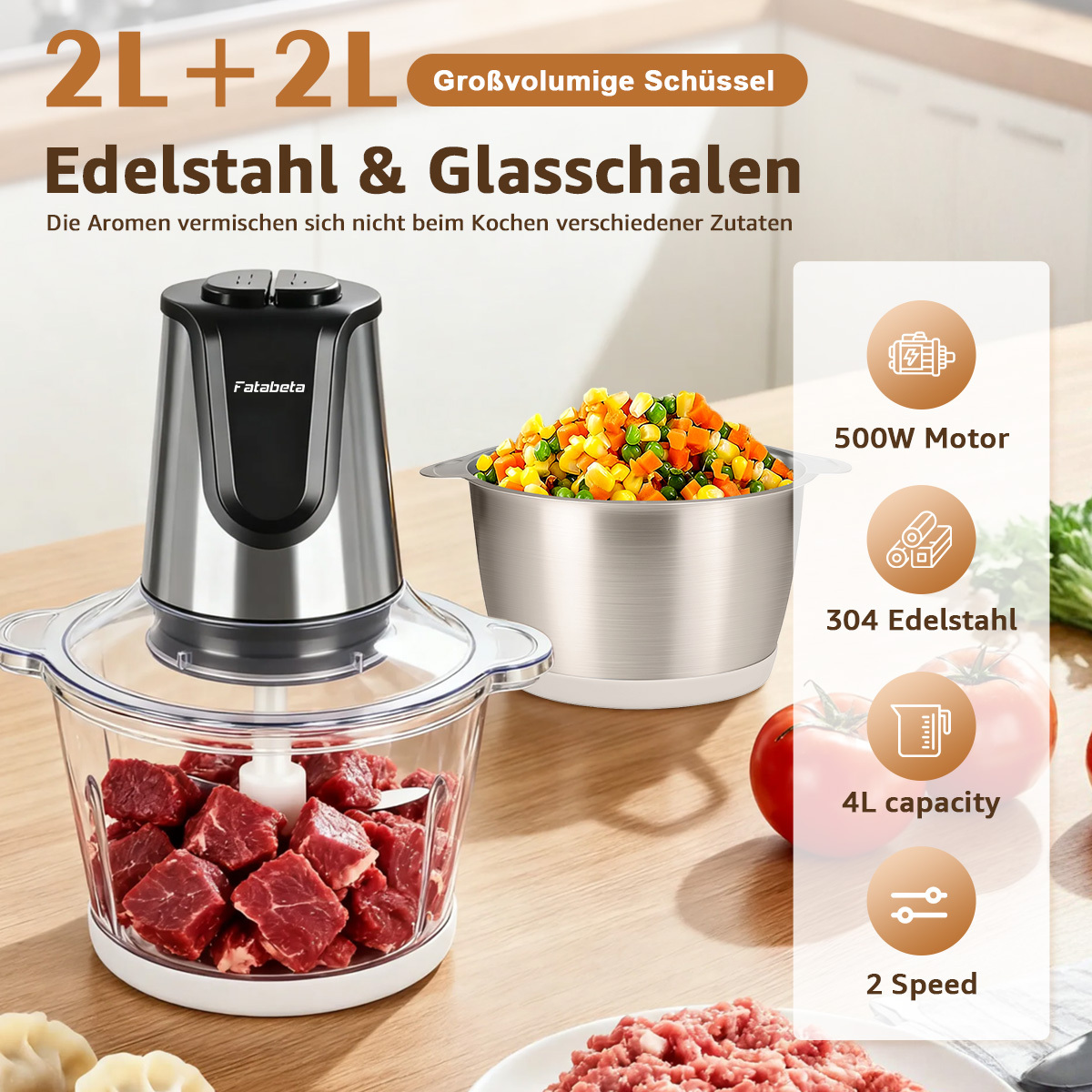Ein Food-Prozessor mit Edelstahl- und Glasschüsseln. Gehacktes Fleisch und Gemüse sind sichtbar, zusammen mit Produktdetails.