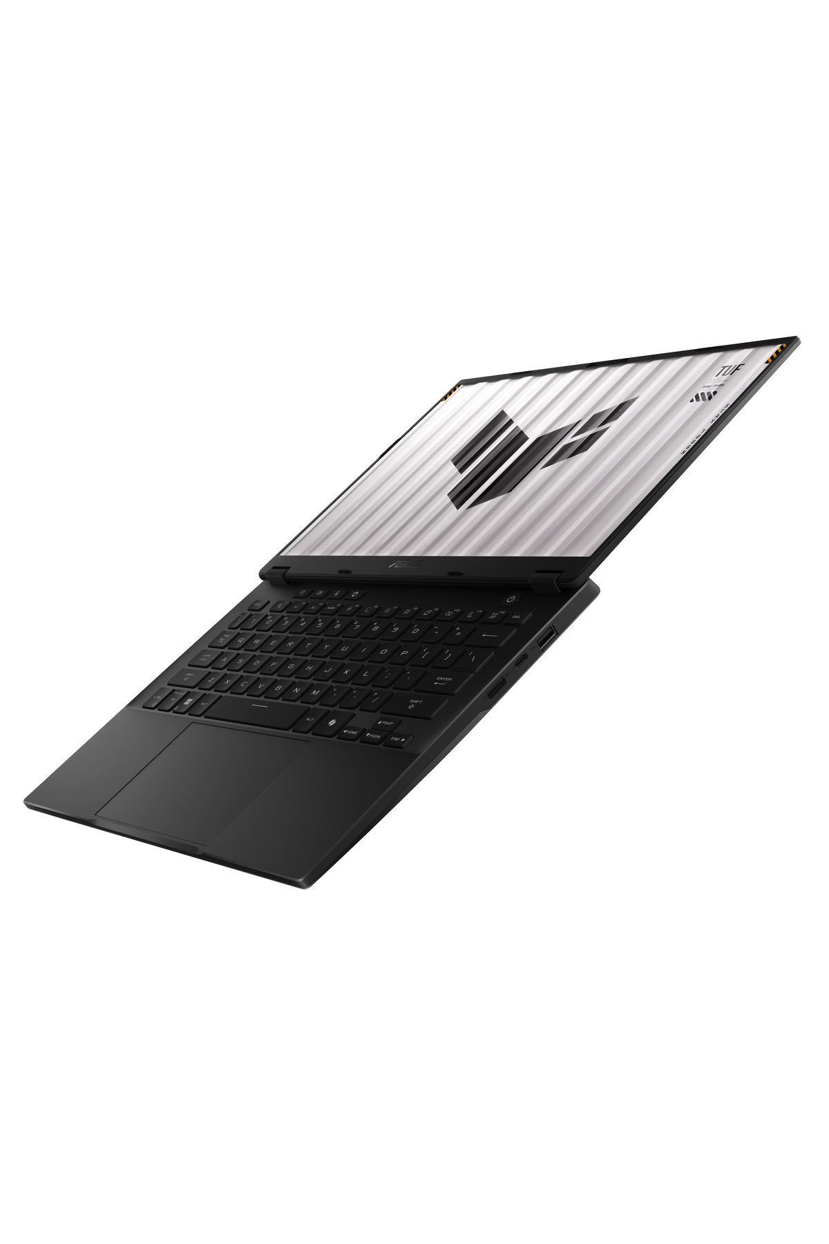 Beyaz zemin üzerinde siyah laptop. Ekran logo gösteriyor. Klavyeyi görünüyor. Laptop açık, açılı ve kullanıma hazır.