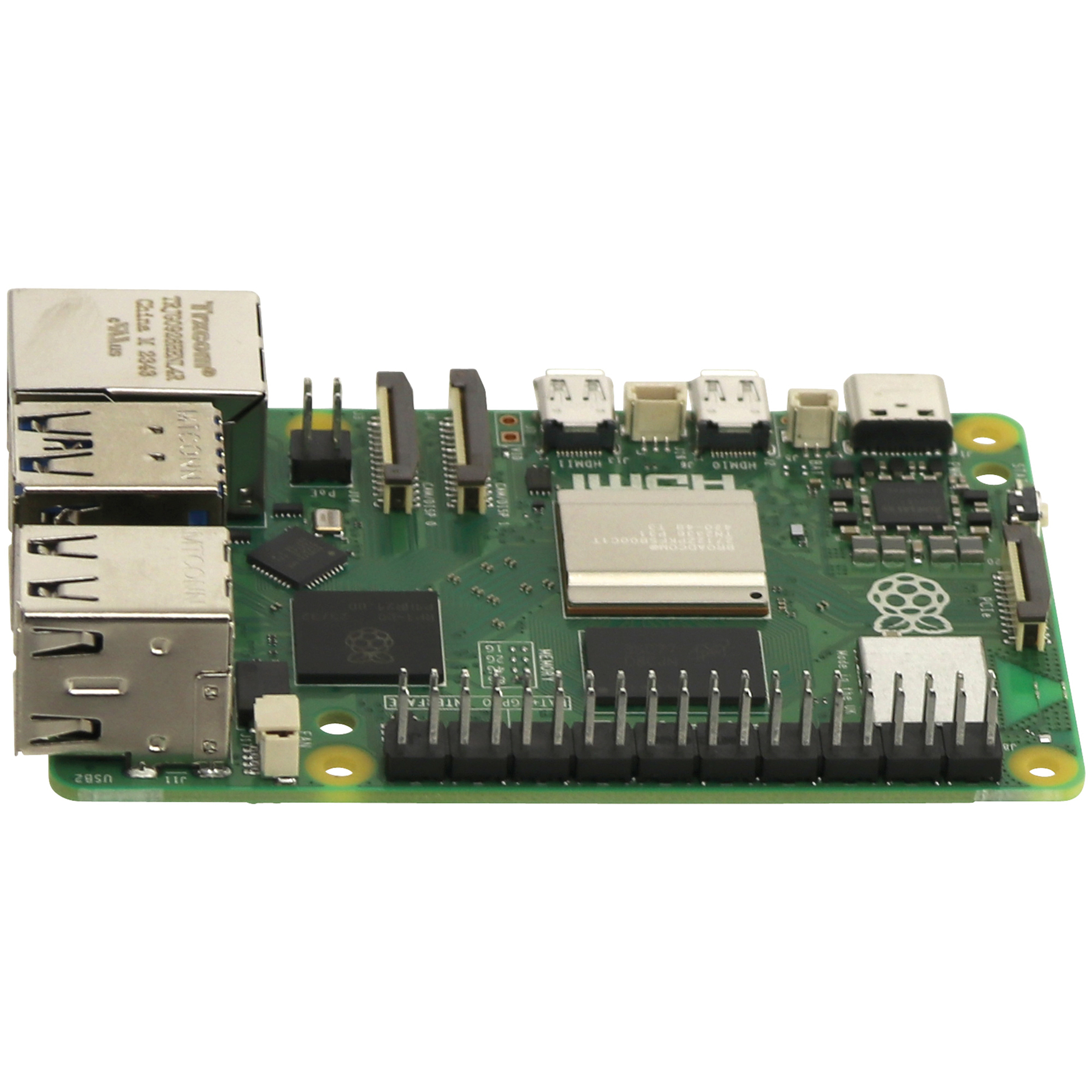 Eine grüne Platine mit verschiedenen Anschlüssen, Chips und Steckern. Es ist ein Raspberry Pi-Modell, isoliert auf weißem Hintergrund.