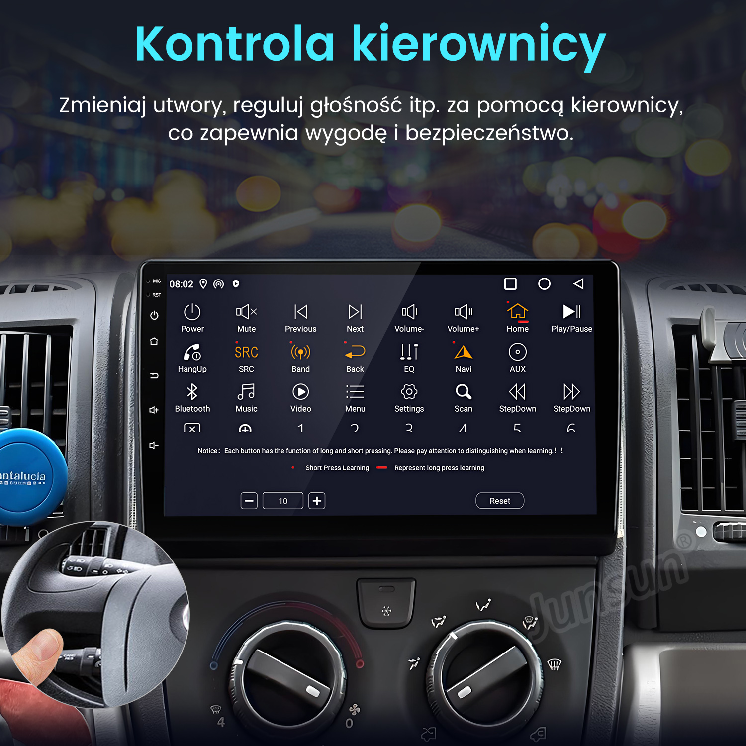 Ekran radia samochodowego wyświetlający elementy sterujące. Ręka na kierownicy. Niebieski odświeżacz powietrza po lewej. Tekst po polsku.