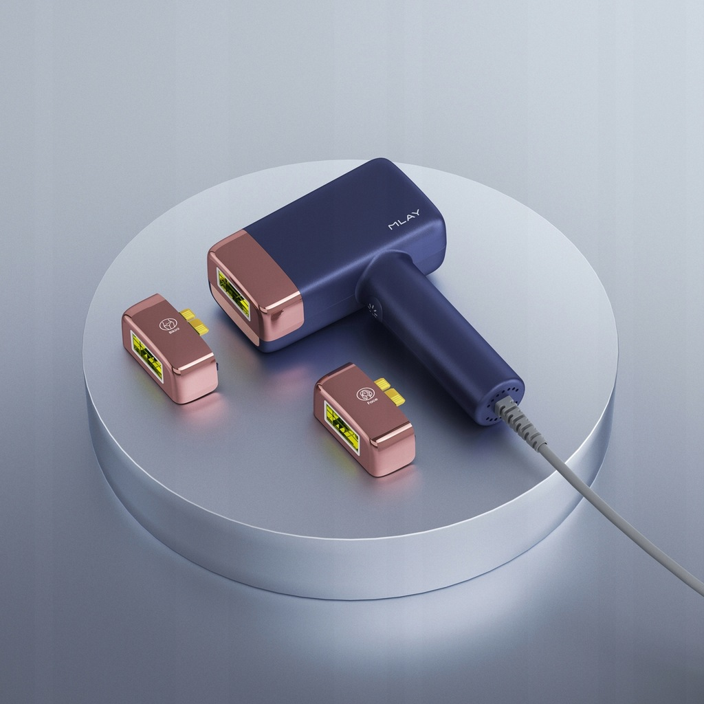 Granatowo-różowe złote urządzenie do usuwania włosów z dwoma mniejszymi wkładami na srebrnej platformie. Urządzenie jest podłączone.