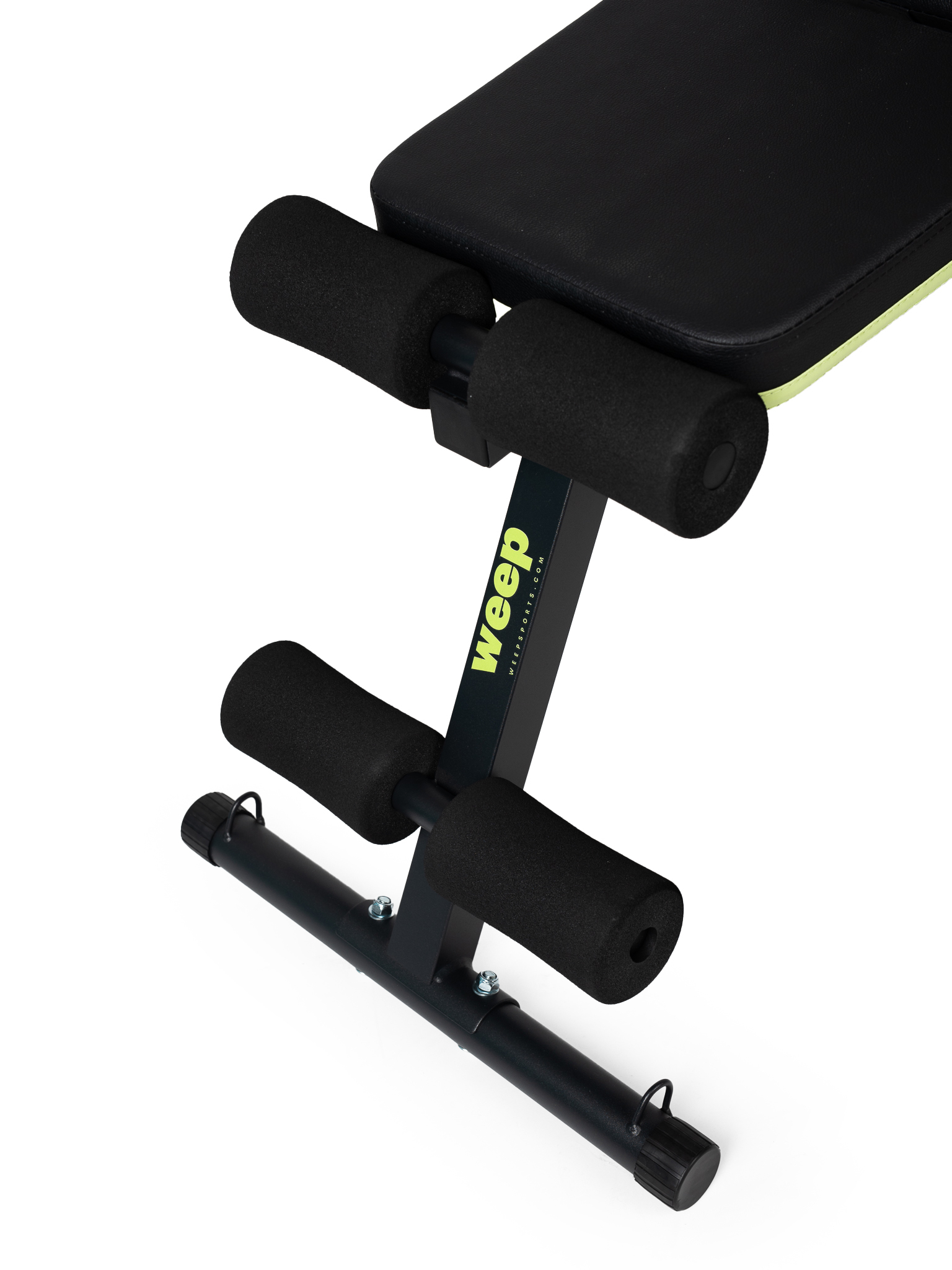 Ławka do ćwiczeń z czarnymi wałkami piankowymi, czarnym siedziskiem i czarną ramą. Ławka na białym tle.