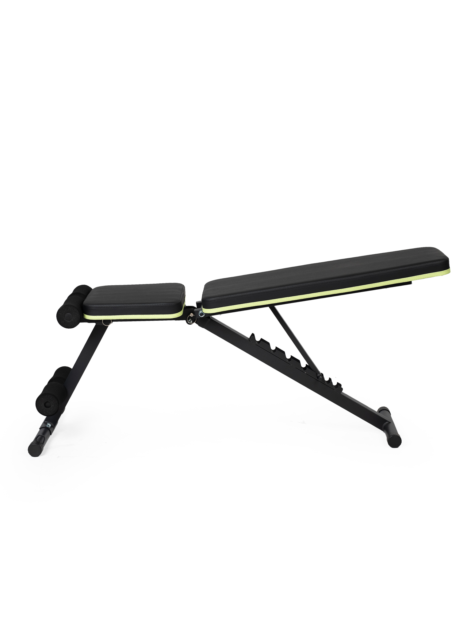 Regulowana czarno-zielona ławka do ćwiczeń. Ma czarną wyściółkę i czarną metalową ramę. Białe tło.