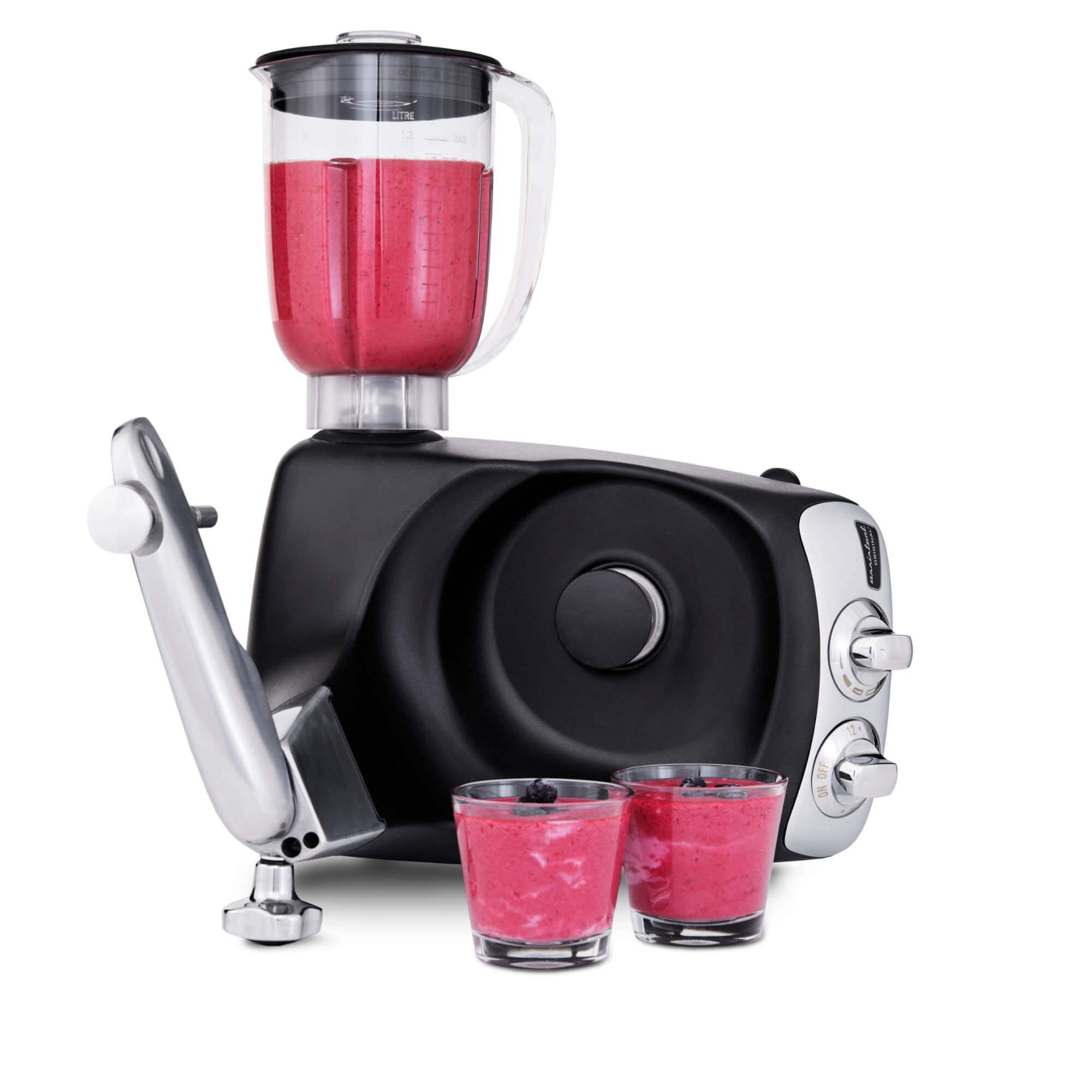 Ein Mixer mit pinkfarbenem Smoothie im Behälter und zwei Gläsern, alles auf weißem Hintergrund.