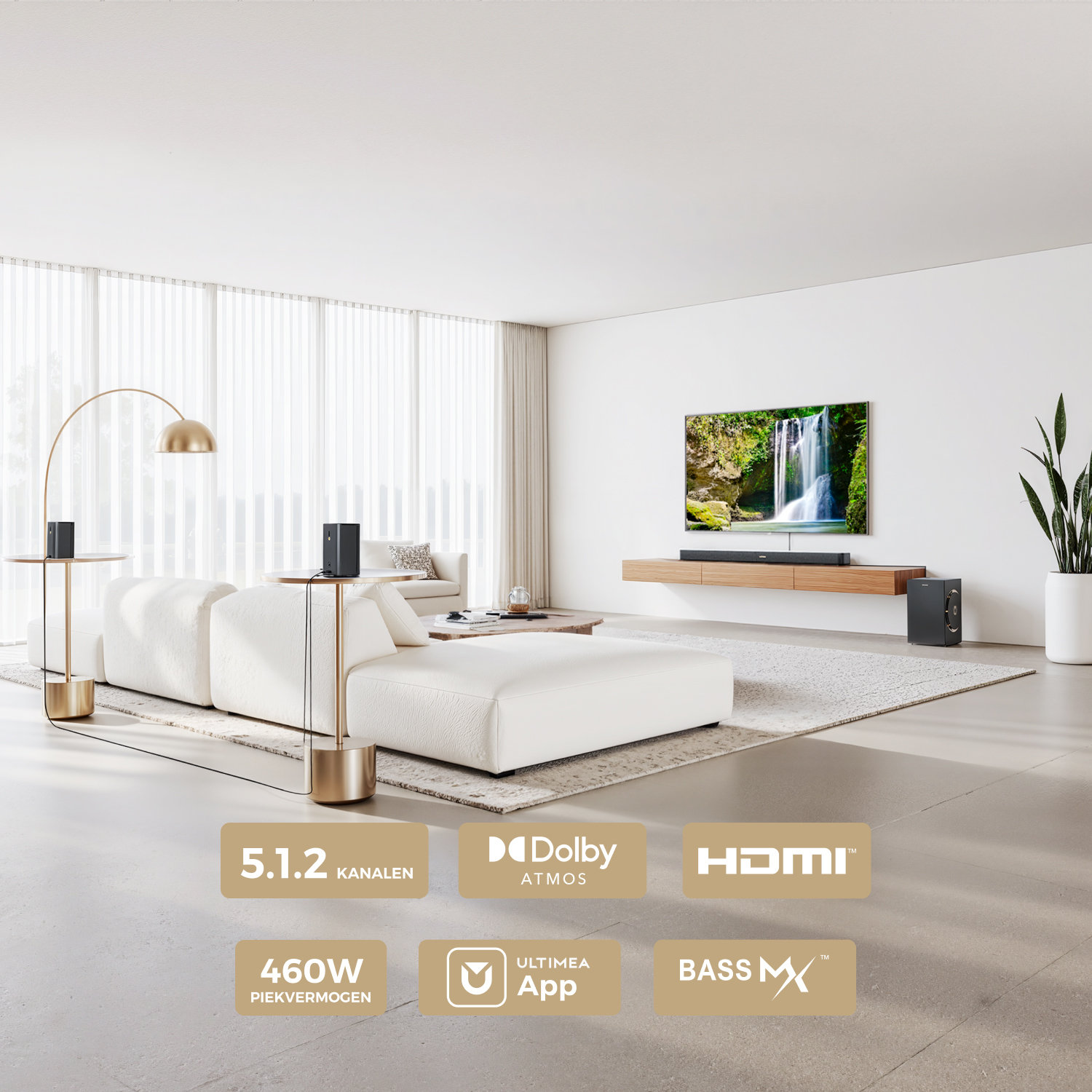 Nowoczesny salon z białą sofą, telewizorem, głośnikami i obrazem wodospadu. Pokój ma jasne odcienie.