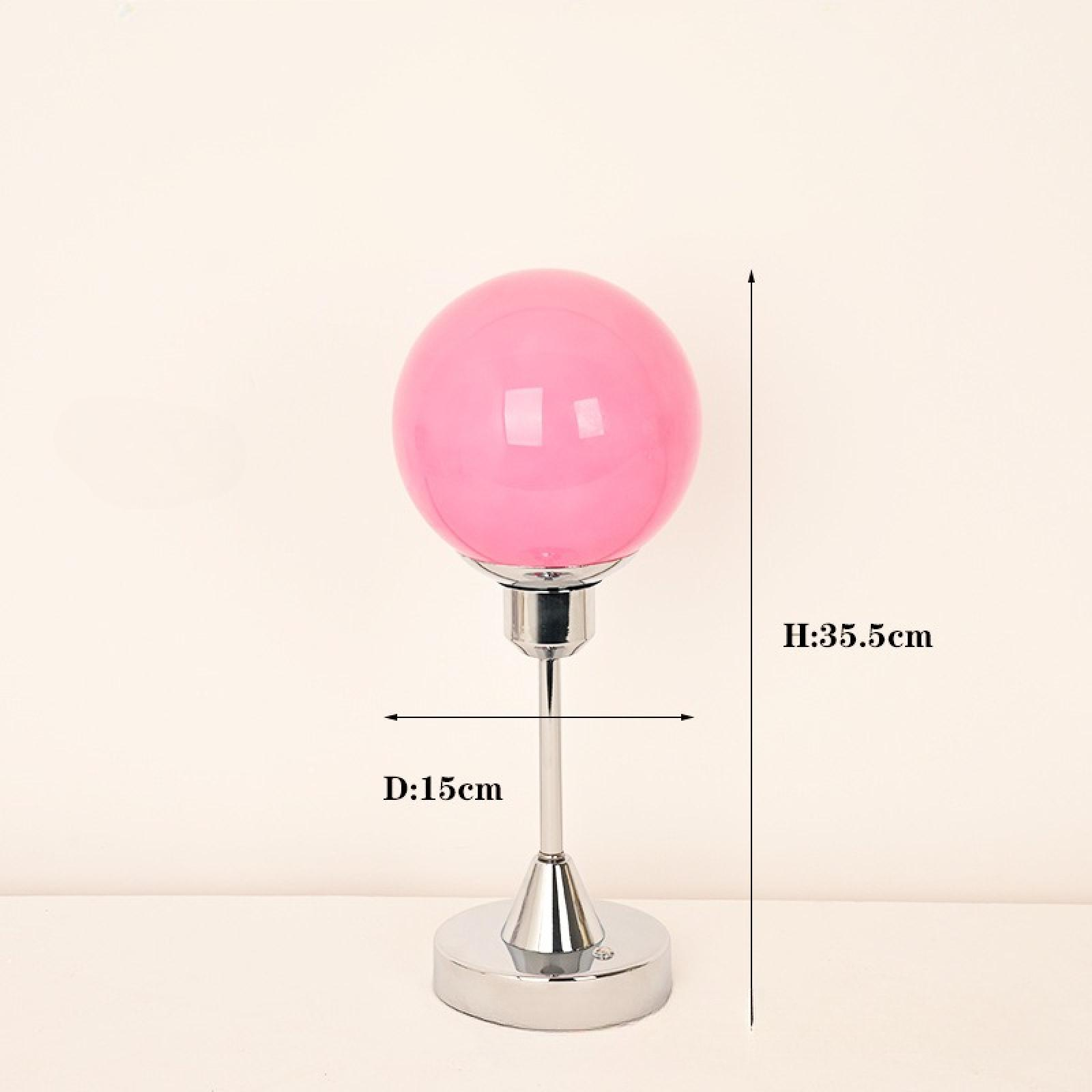 Eine rosa Kugel-Lampe auf einem silbernen Ständer, mit den Abmessungen D:15cm und H:35,5cm, vor einem schlichten Hintergrund.