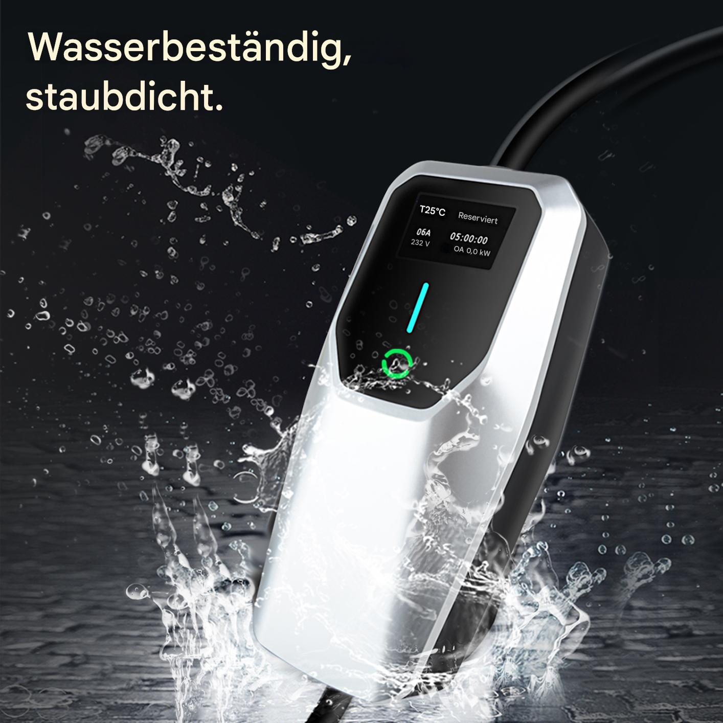 Ein weißes und silbernes Ladegerät wird von Wasser bespritzt. Ein Bildschirm zeigt Ladeinformationen. Text sagt 'wasserdicht, staubdicht'.