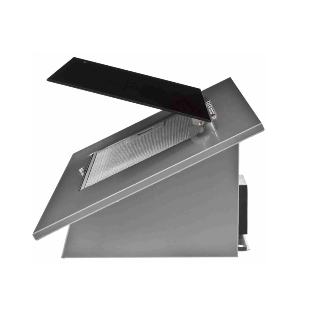 Nowoczesny, kątowy okap z czarnym szklanym panelem. Ma srebrny metalowy korpus i filtr siatkowy na białym tle.